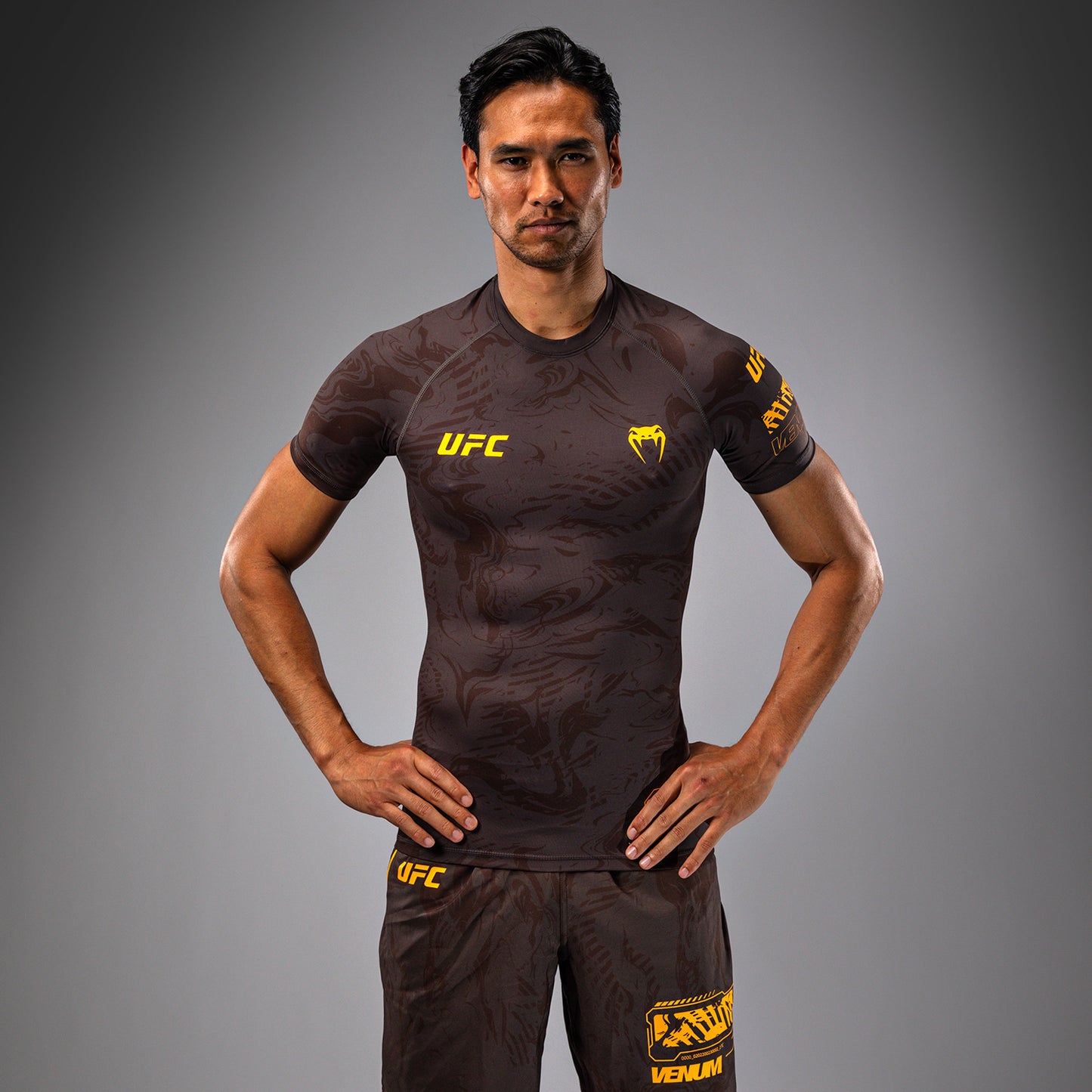 UFC Fusion by Venum Fight Week Herren Performance Kurzarm Rashguard - Erdiges Braun