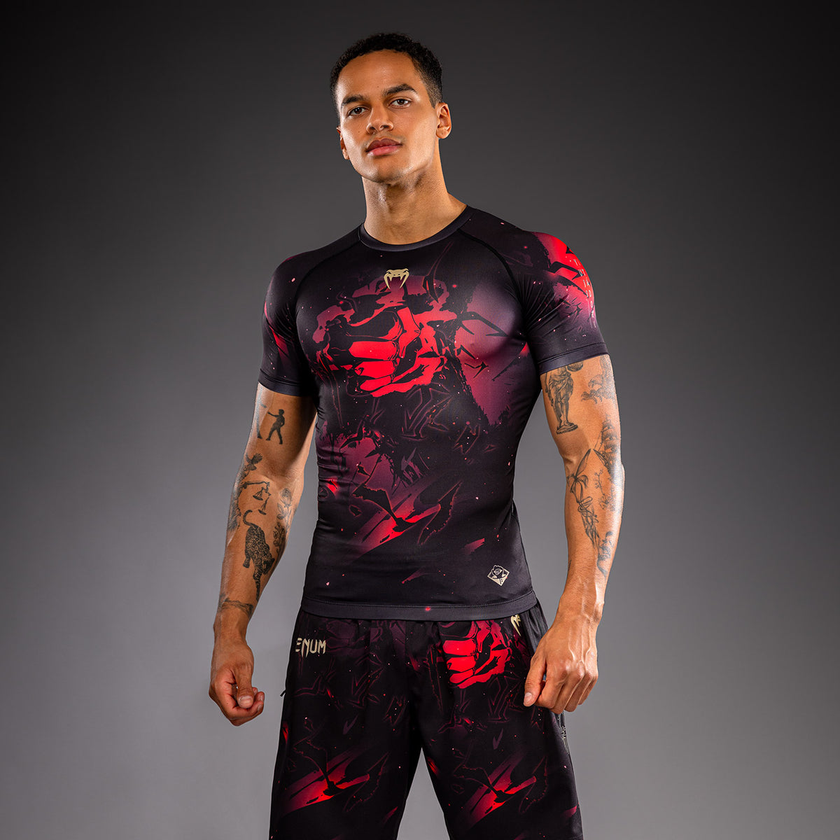 Jujutsu Kaisen x Venum Itadori Kurzarm Rashguard – Schwarz/Rot