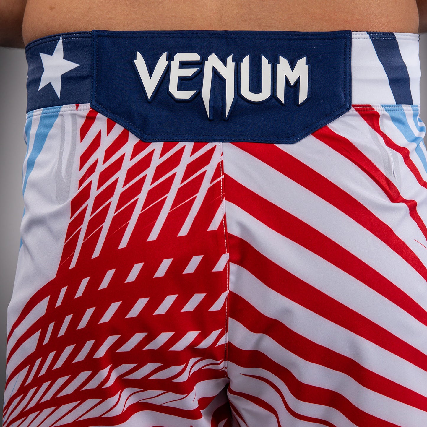 Official UFC Freedom 250 by Venum Authentic Fight Night Fight Shorts im Short Fit für Herren - Weiß