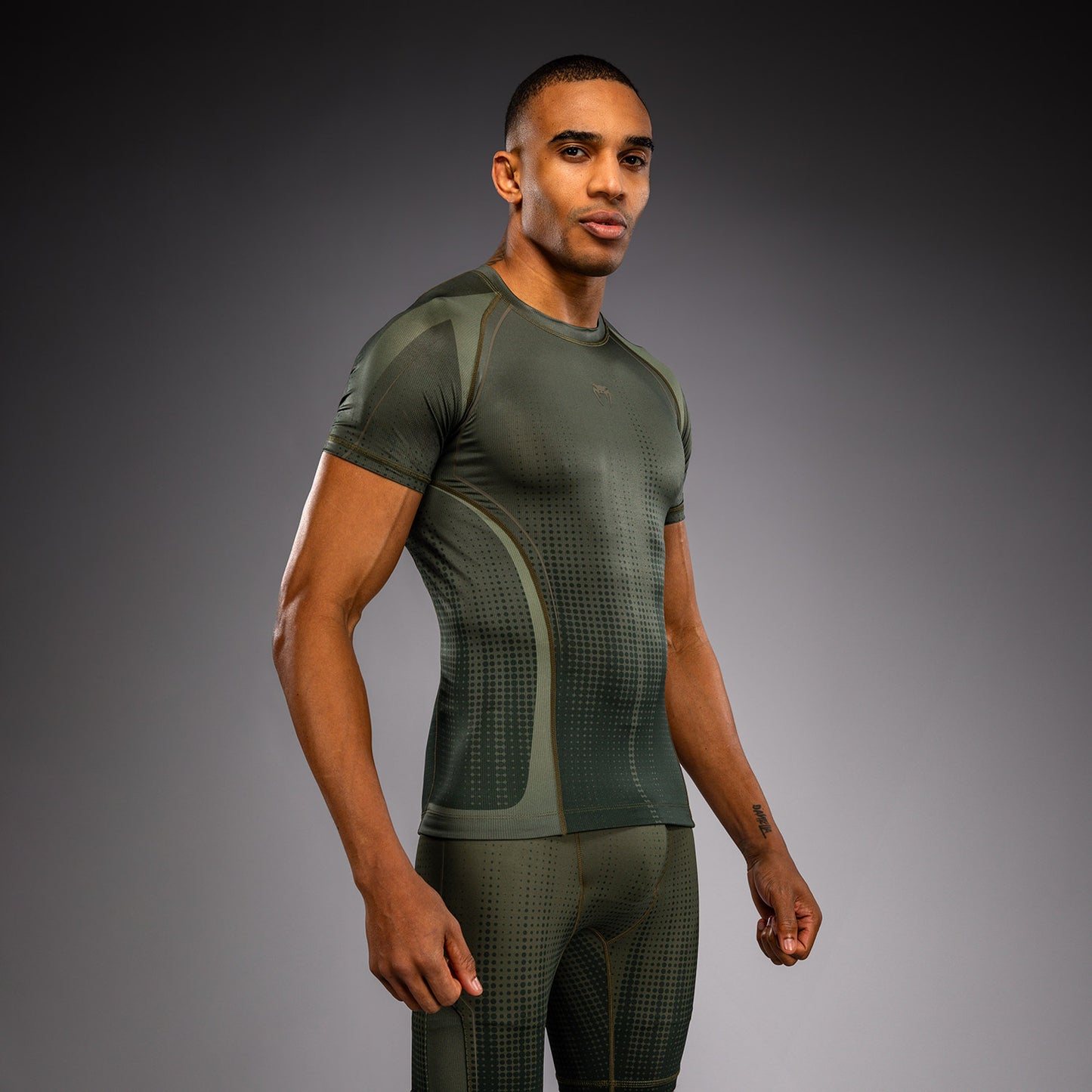 Venum Stealth Kurzarm Rashguard – Khaki/Dunkelgrün