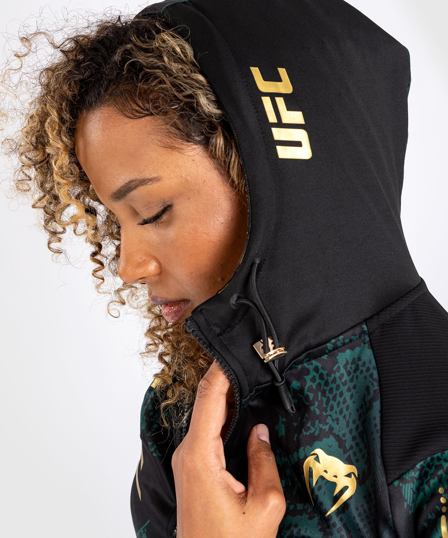 UFC Adrenaline by Venum Authentic Fight Night Walkout-Hoodie für Frauen - Emerald Edition - Grün/Schwarz/Gold