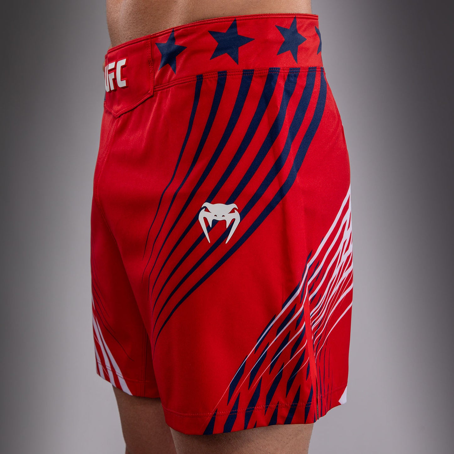 Official UFC Freedom 250 by Venum Authentic Fight Night Fight Shorts im Short Fit für Herren - Rot