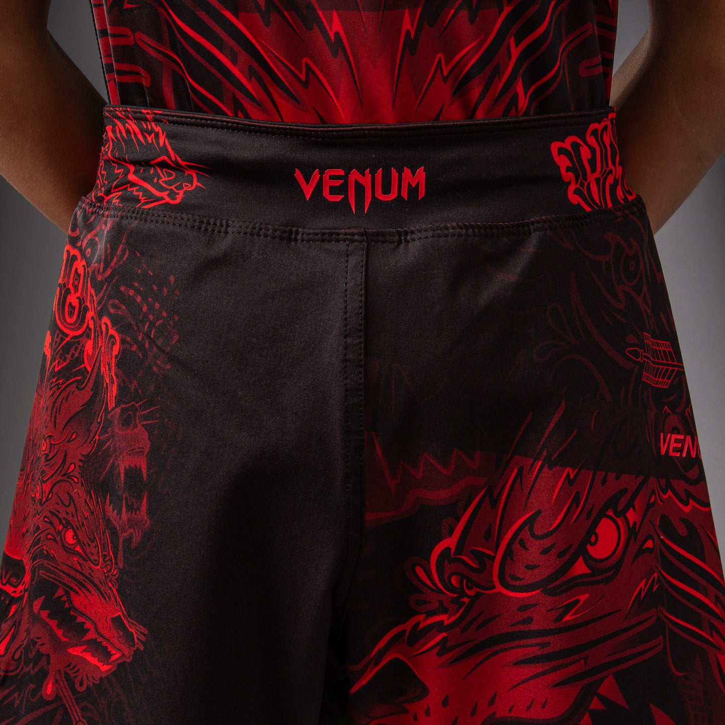 Venum Wolf Atak Kinder Fightshorts – Schwarz/Rot
