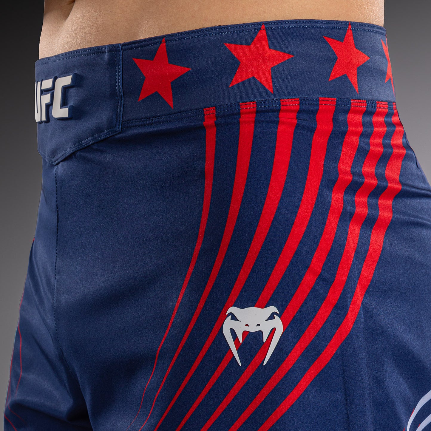 Official UFC Freedom 250 by Venum Personalisiert Authentic Fight Night Fight Shorts im Long Fit für Herren - Blau