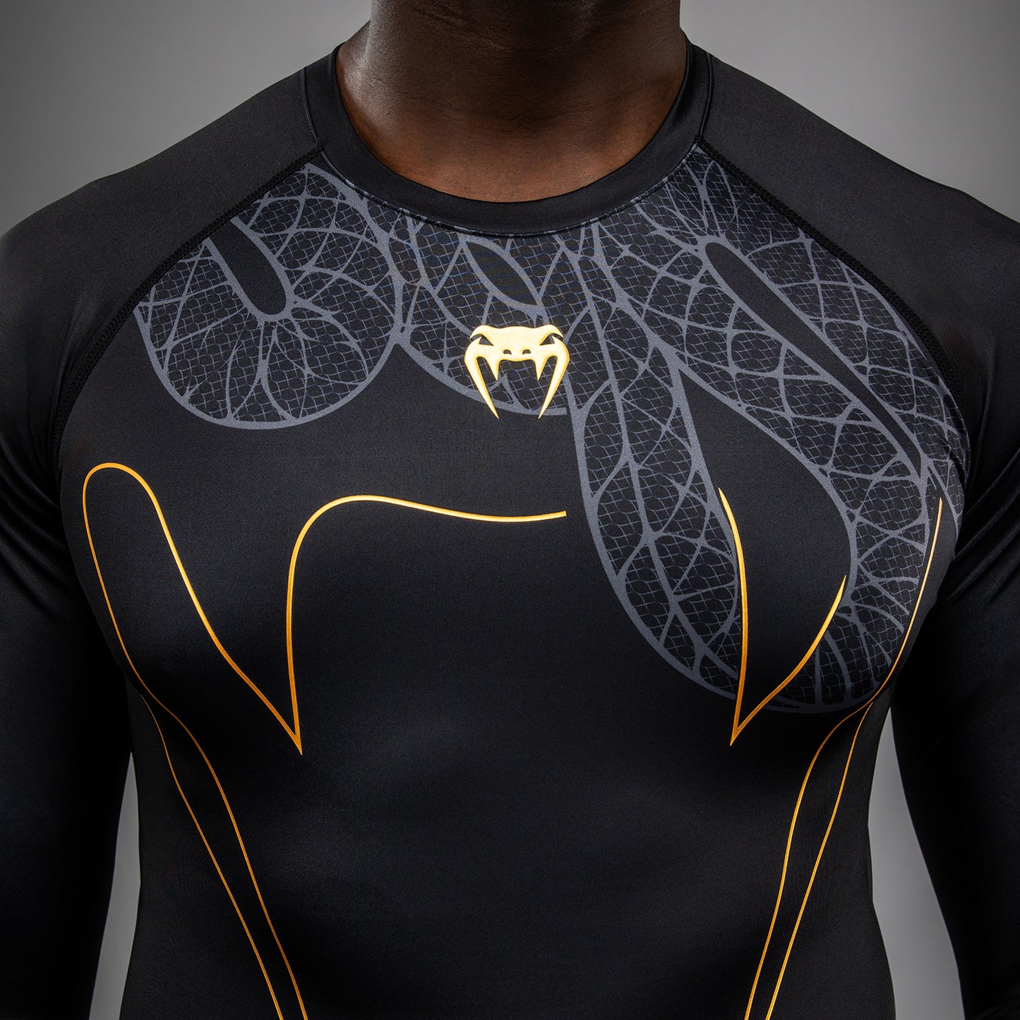 Venum Serpenti Langarm Rashguard – Schwarz/Silber/Gold