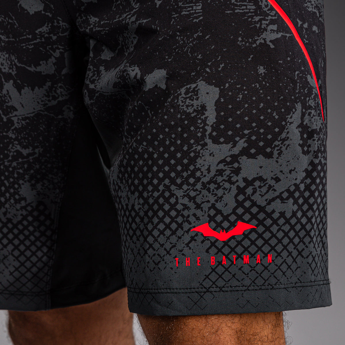 Venum x Batman Fightshorts - Schwarz/Grau/Rot
