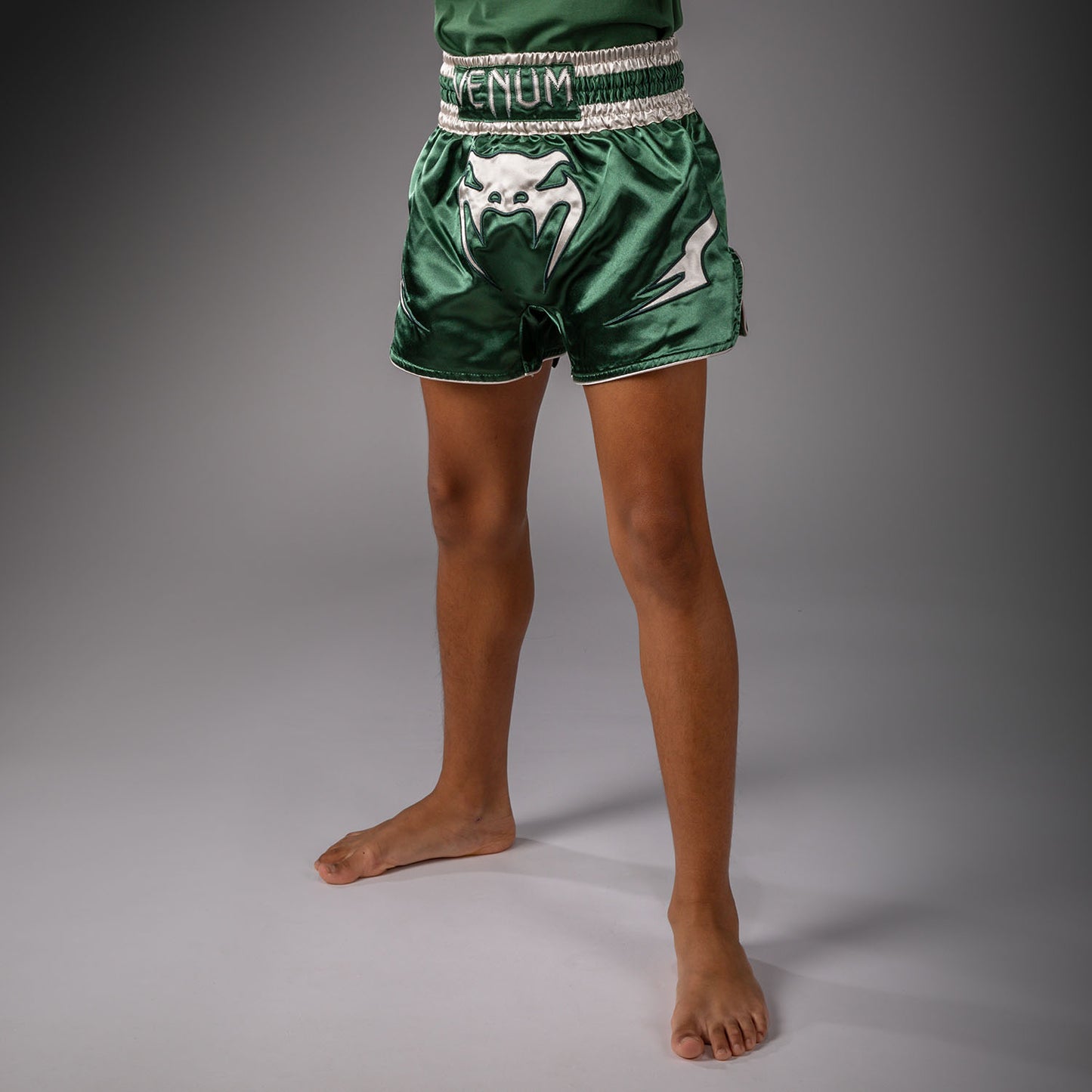 Venum Inferno Muay‑Thai‑Shorts – Waldgrün/Off‑White