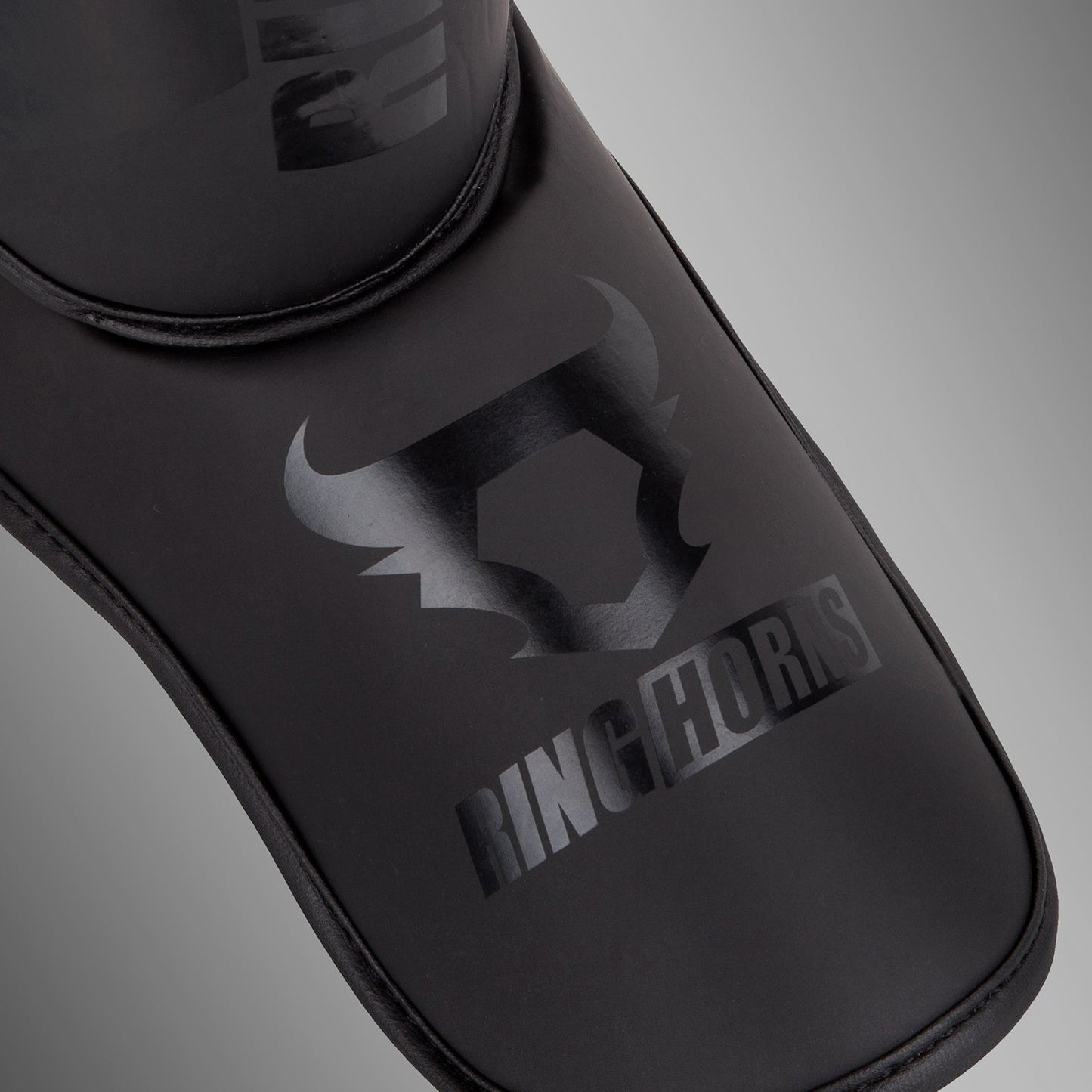 Ringhorns Charger by Venum Schienbeinschoner und Fußschützer – Schwarz/Schwarz
