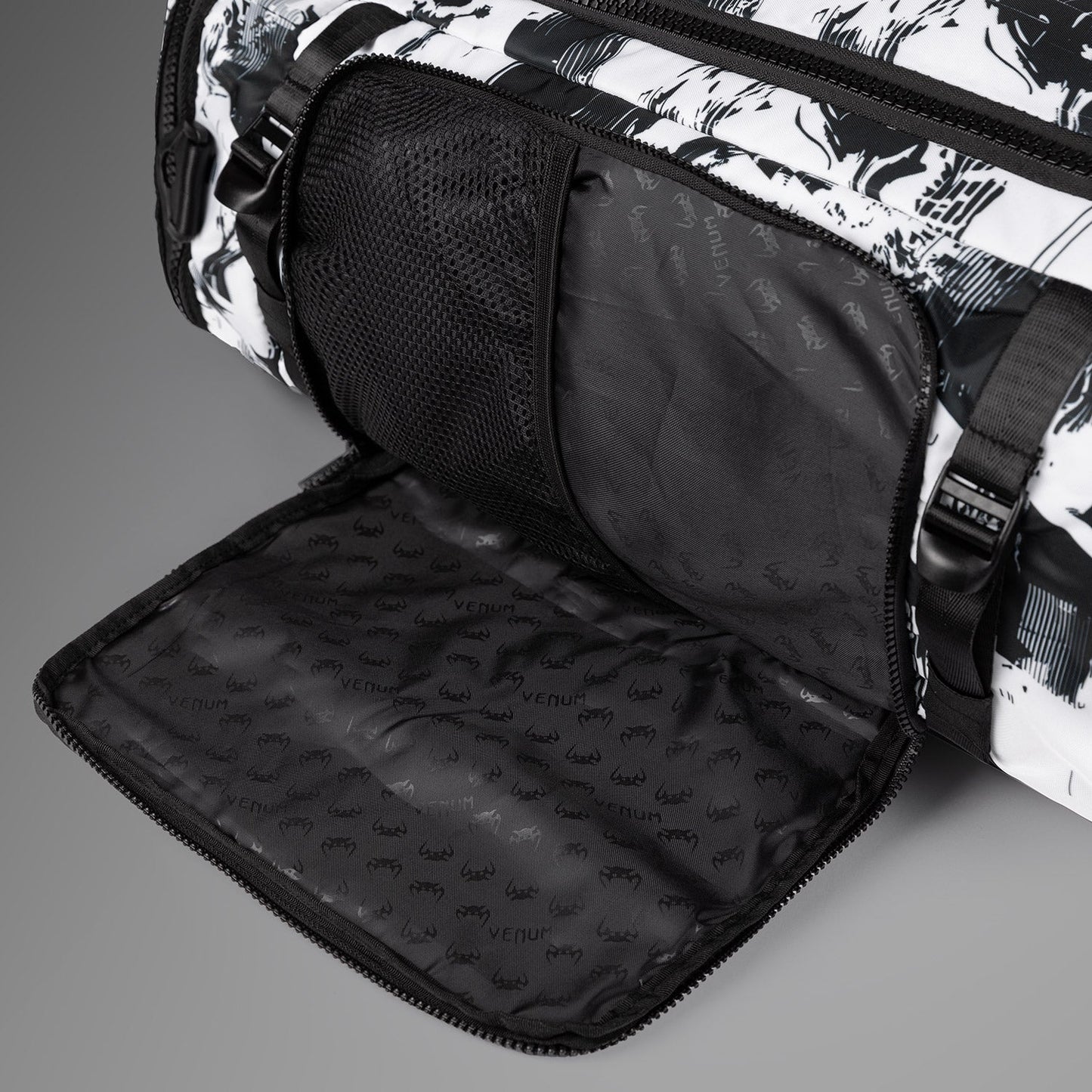 UFC Zenith by Venum Authentic Fight Week Sporttasche - Weiß