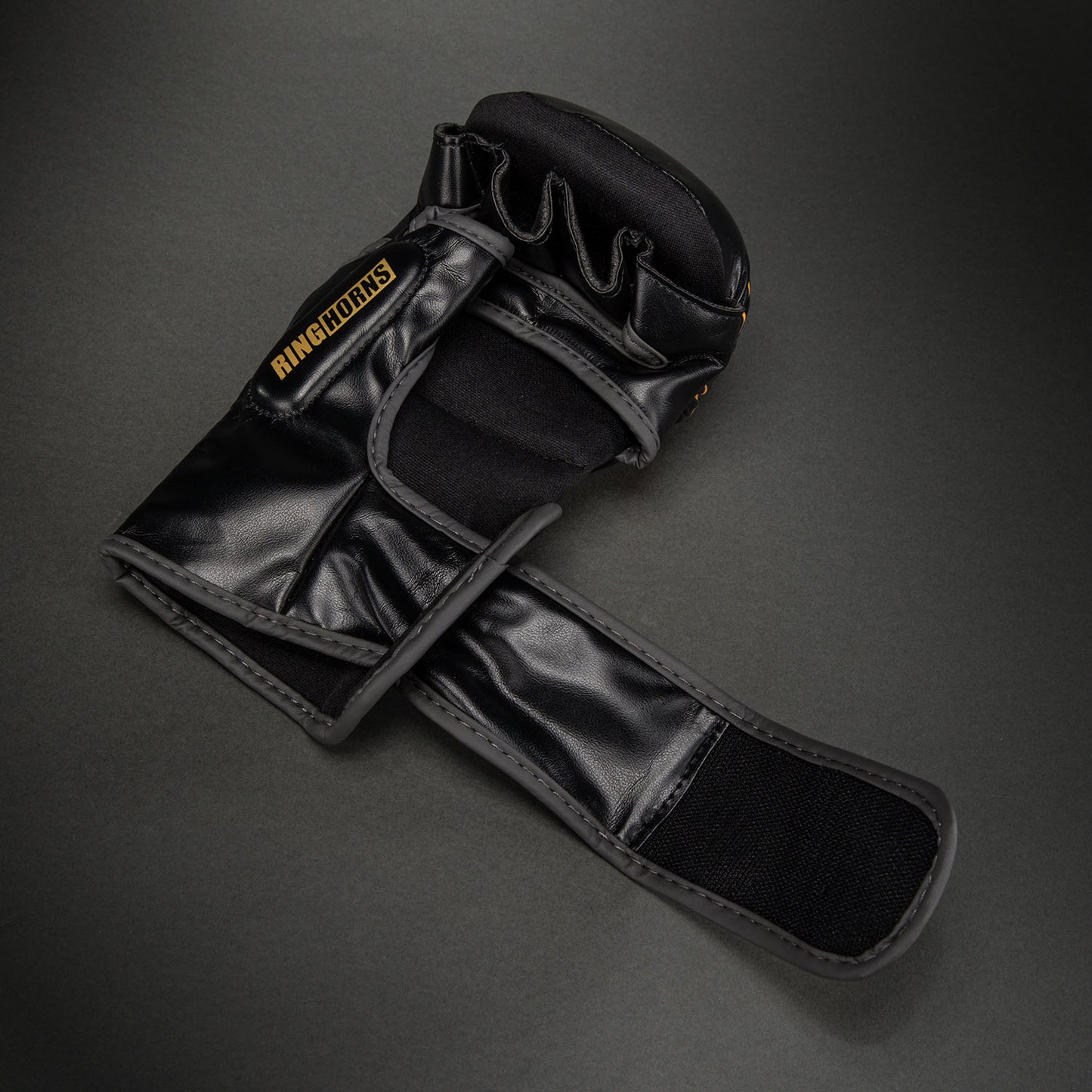 Ringhorns Charger by Venum MMA Sparringhandschuhe – Schwarz/Gold