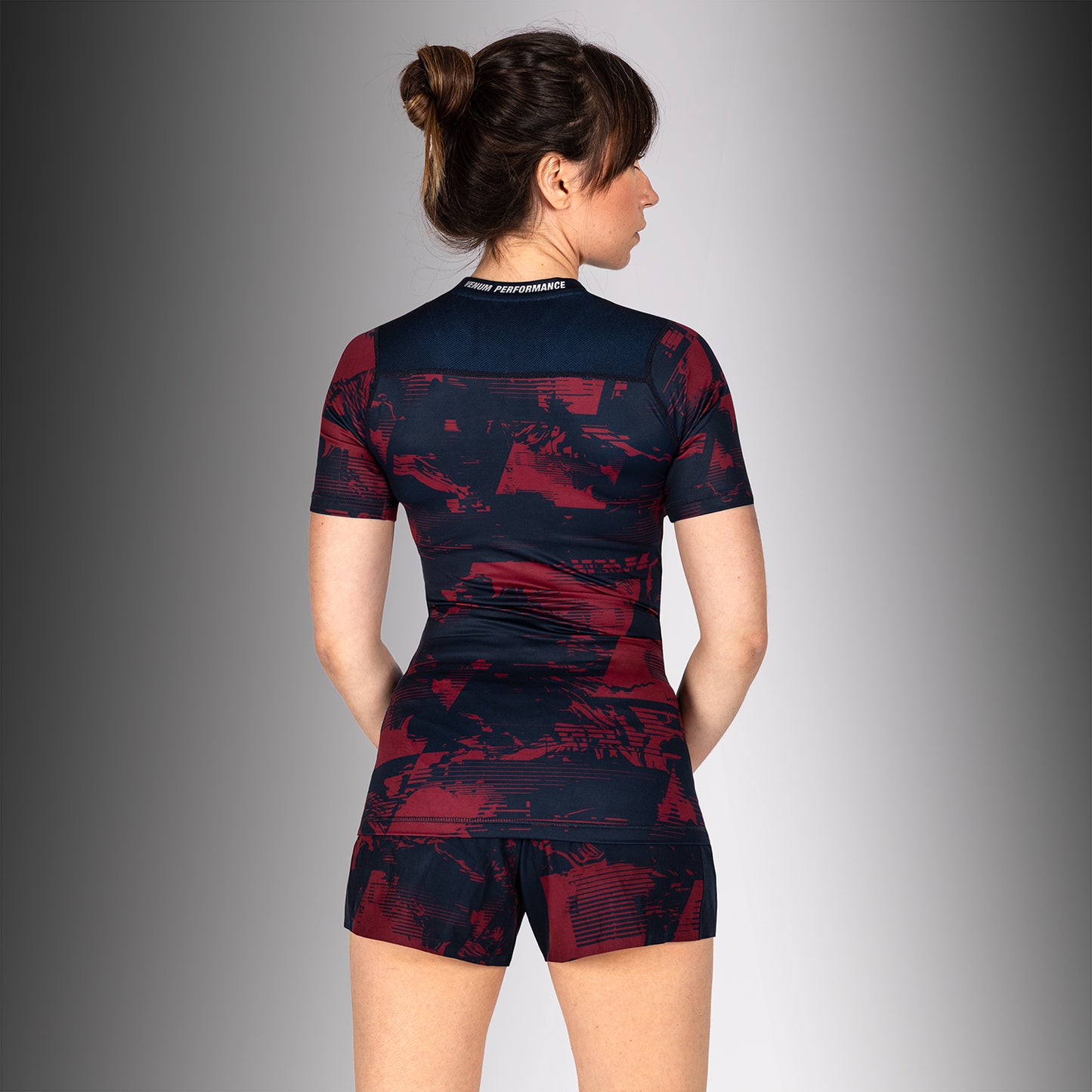 UFC Zenith by Venum Authentic Fight Week Performance Kurzarm Rashguard Damen - Marineblau/Burgunderrot/Silber