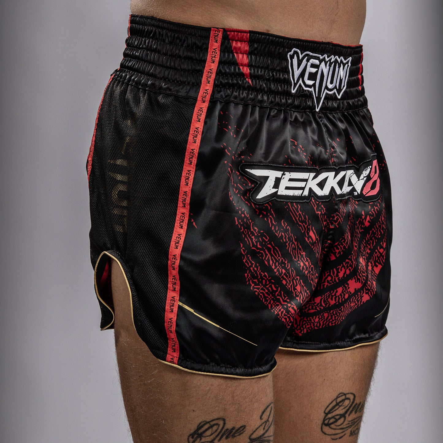 Venum x TEKKEN 8 - Marshall Law Muay Thai Shorts - Schwarz/Rot/Gold