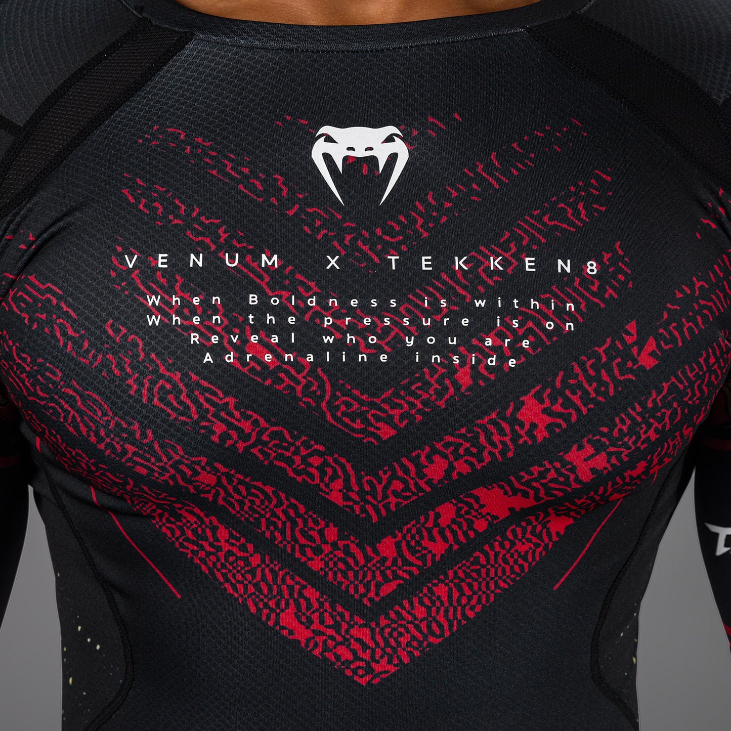 Venum x TEKKEN 8 - Marshall Law Rashguard - Schwarz/Rot/Gold