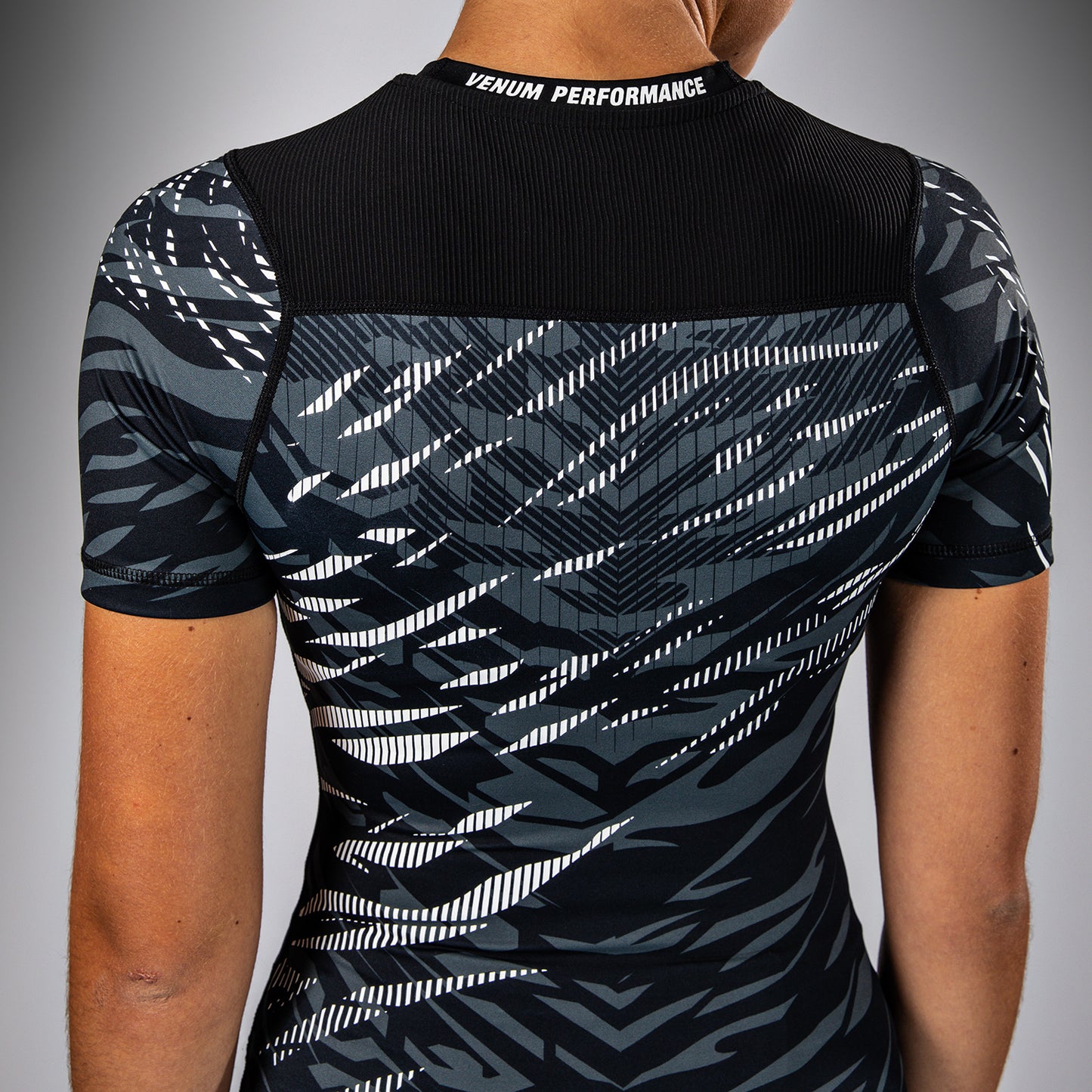 UFC Fusion by Venum Authentic Fight Night Damen Performance Kurzarm Rashguard - Schwarz