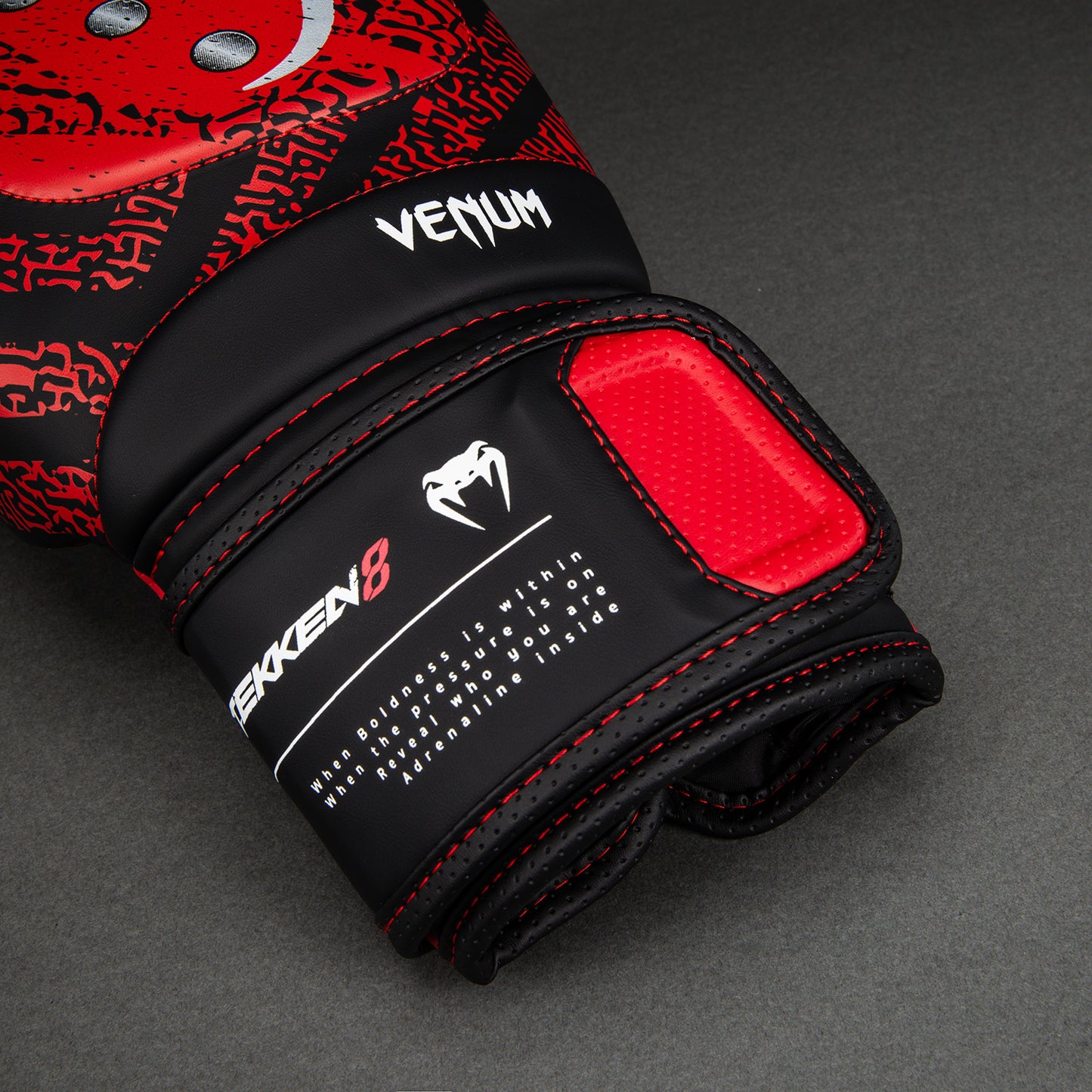 Venum x TEKKEN 8 Boxhandschuhe - Kazuya - Rot/Schwarz