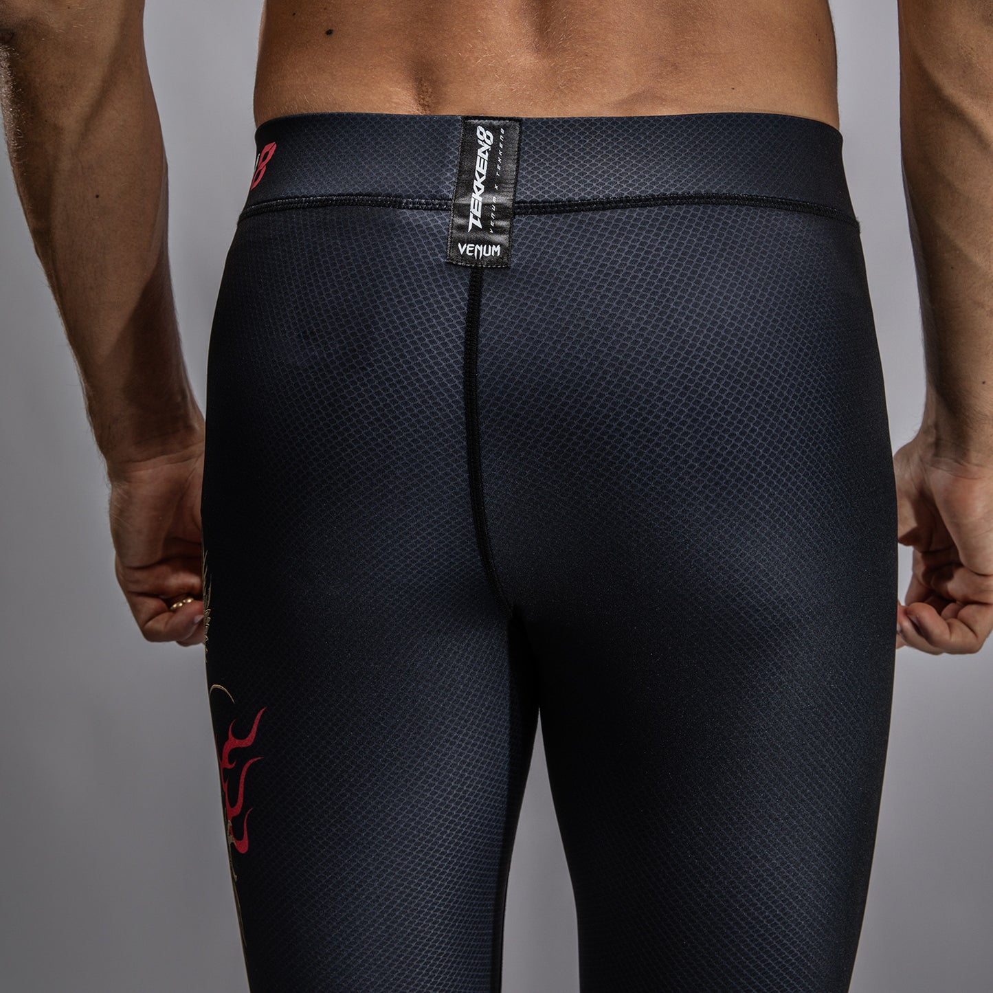 Venum x TEKKEN 8 - Marshall Law Spats - Schwarz/Rot/Gold