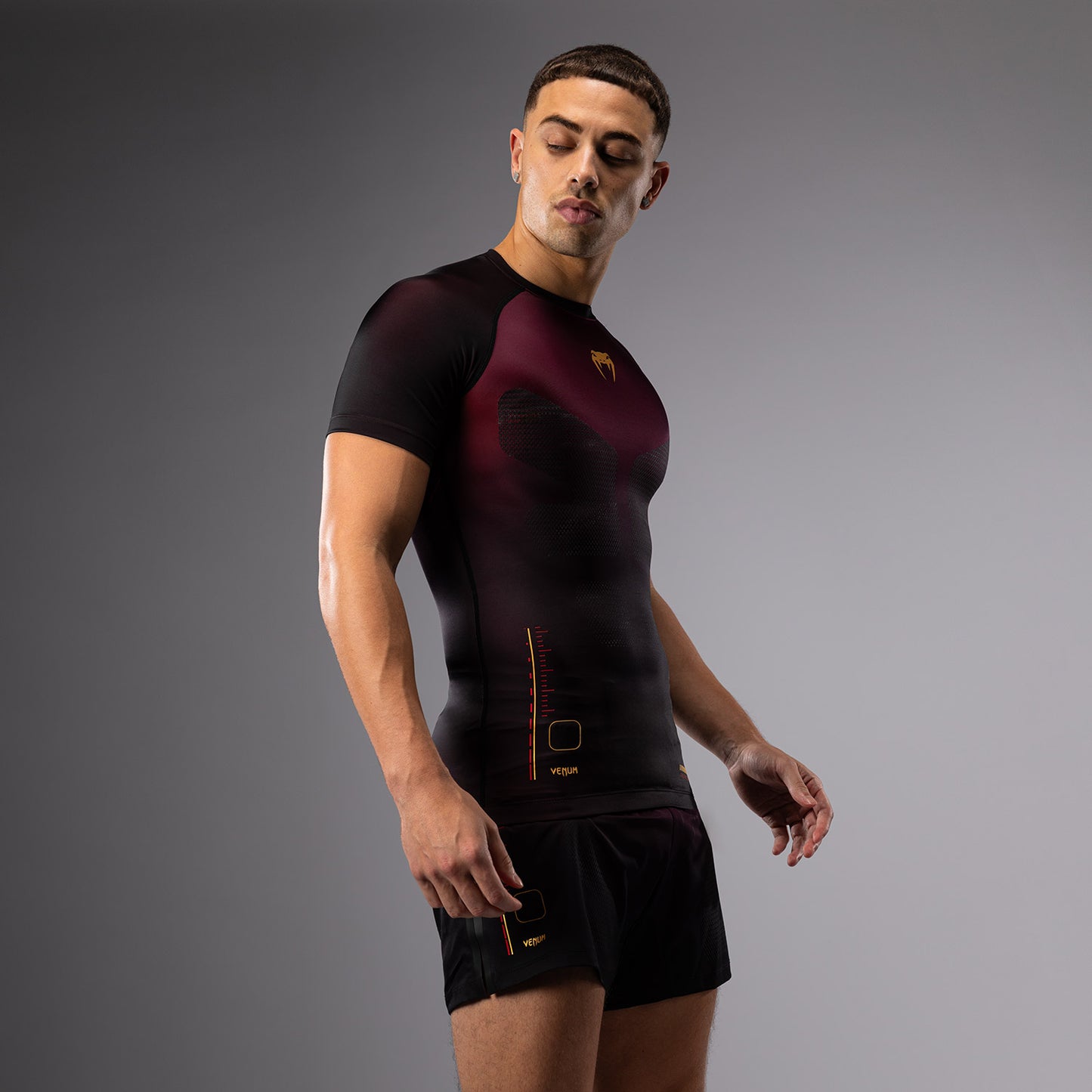 Venum Tactical XT Kurzärmeliger Rashguard für Männer - Schwarz/Burgund/Gold