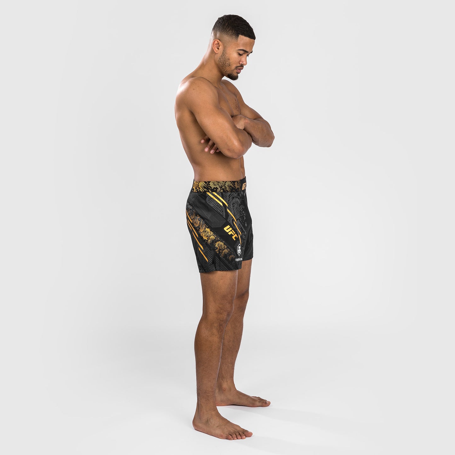 UFC Adrenaline by Venum Personalisierte Authentische Fight Night Herren-Kampfshorts - Kurze Passform - Schwarz/Gold