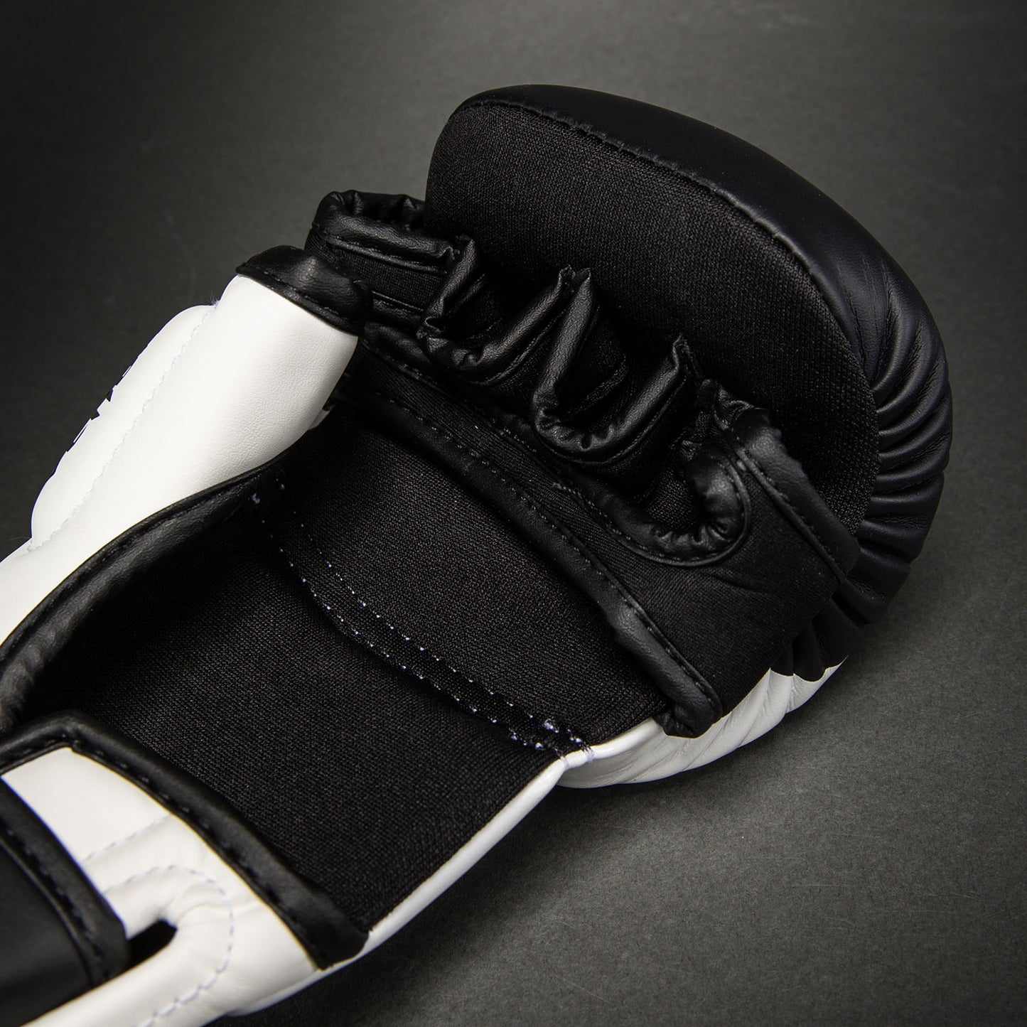 Venum Attack 2.0 Sparringhandschuhe – Schwarz/Weiß