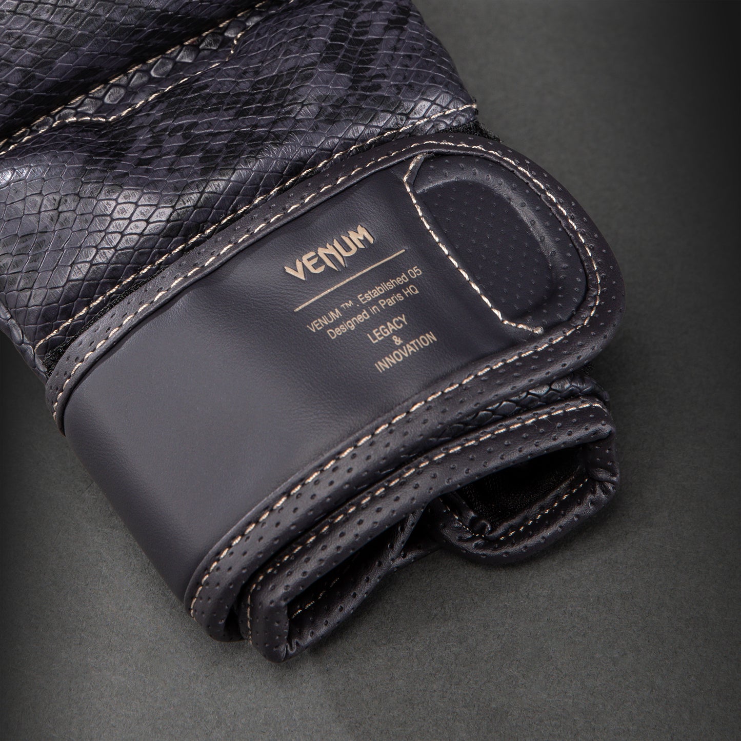 Venum Impact Evo Scales MMA Sparring Handschuhe – Dunkellila