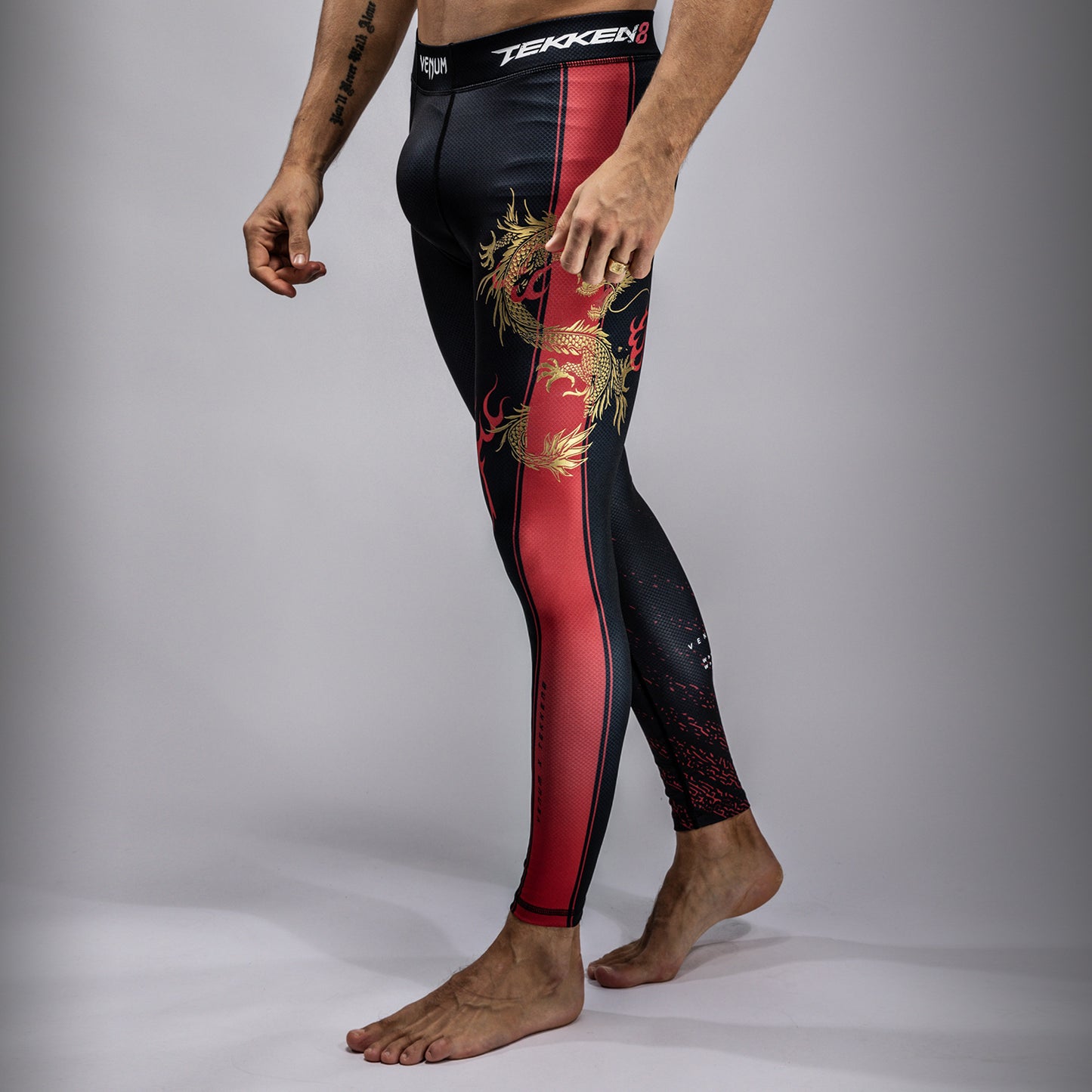 Venum x TEKKEN 8 - Marshall Law Spats - Schwarz/Rot/Gold