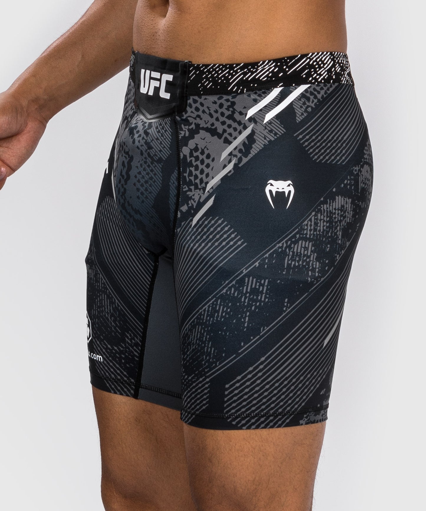UFC Adrenaline by Venum Authentic Fight Night Short Vale Tudo für Männer - Schwarz