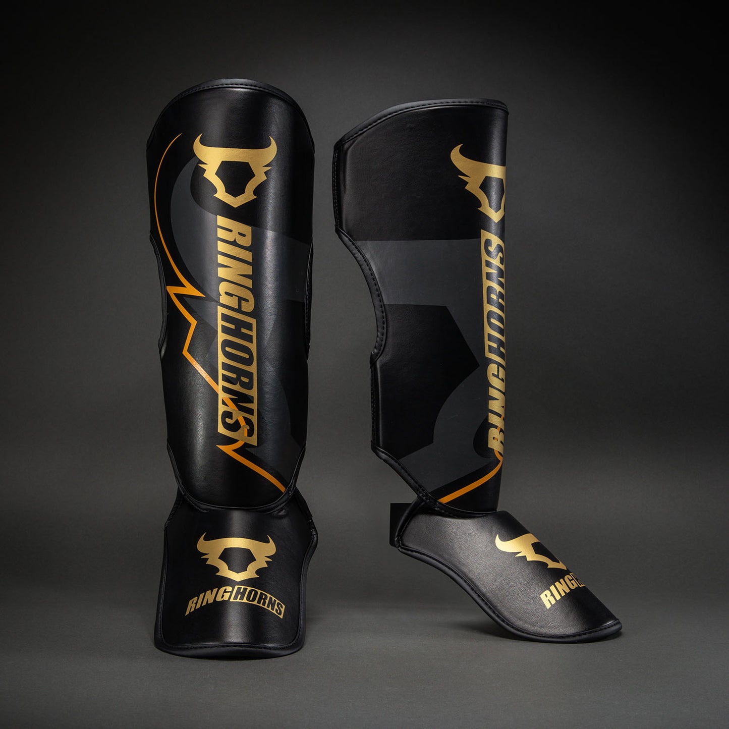 Ringhorns Charger by Venum Schienbeinschoner – Schwarz/Gold