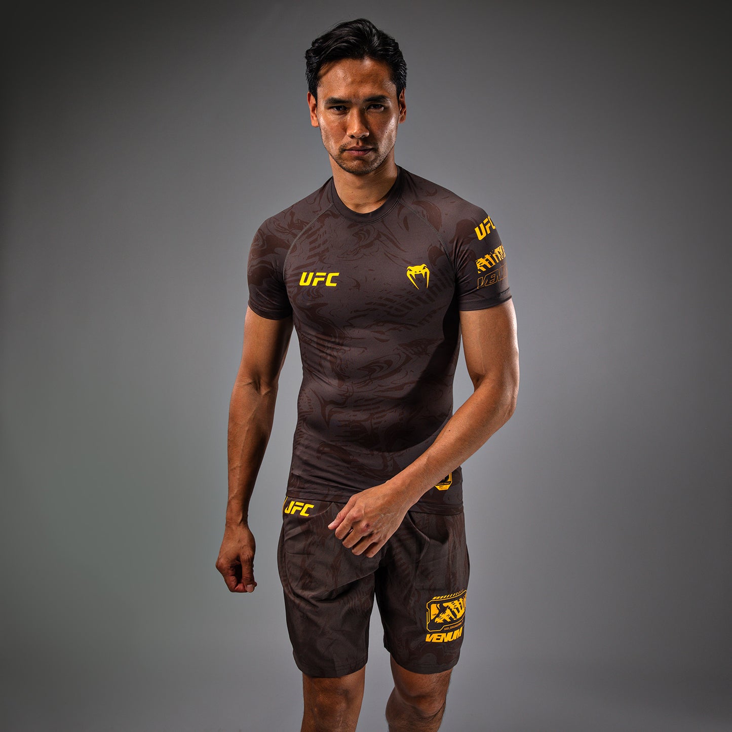 UFC Fusion by Venum Fight Week Herren Performance Kurzarm Rashguard - Erdiges Braun