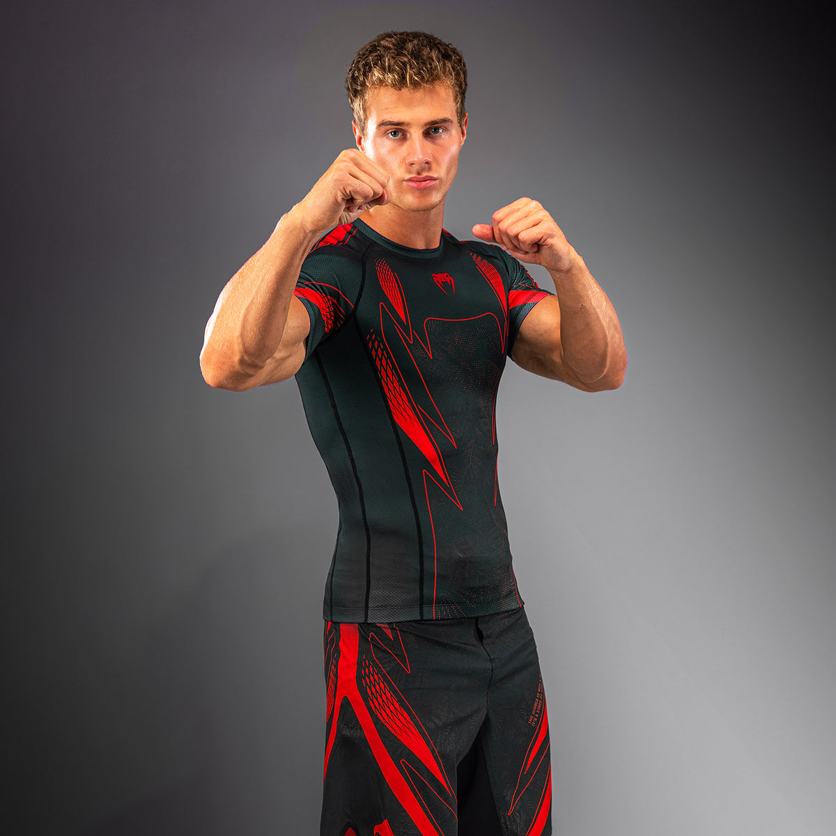 Venum Amazonia Reborn Kurzarm-Rashguard - Schwarz/Rot
