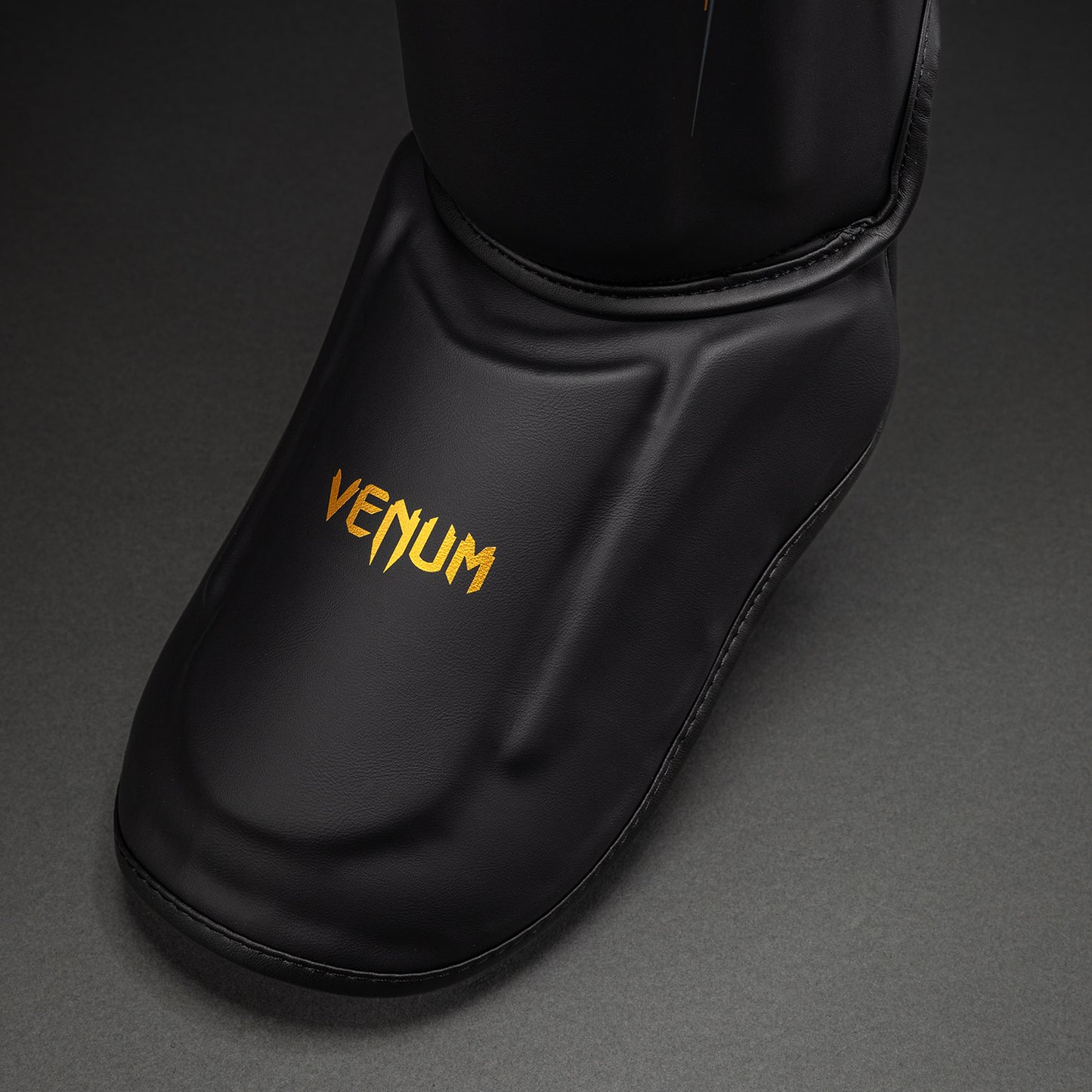 Venum Streamline Schienbeinschoner – Schwarz/Gold