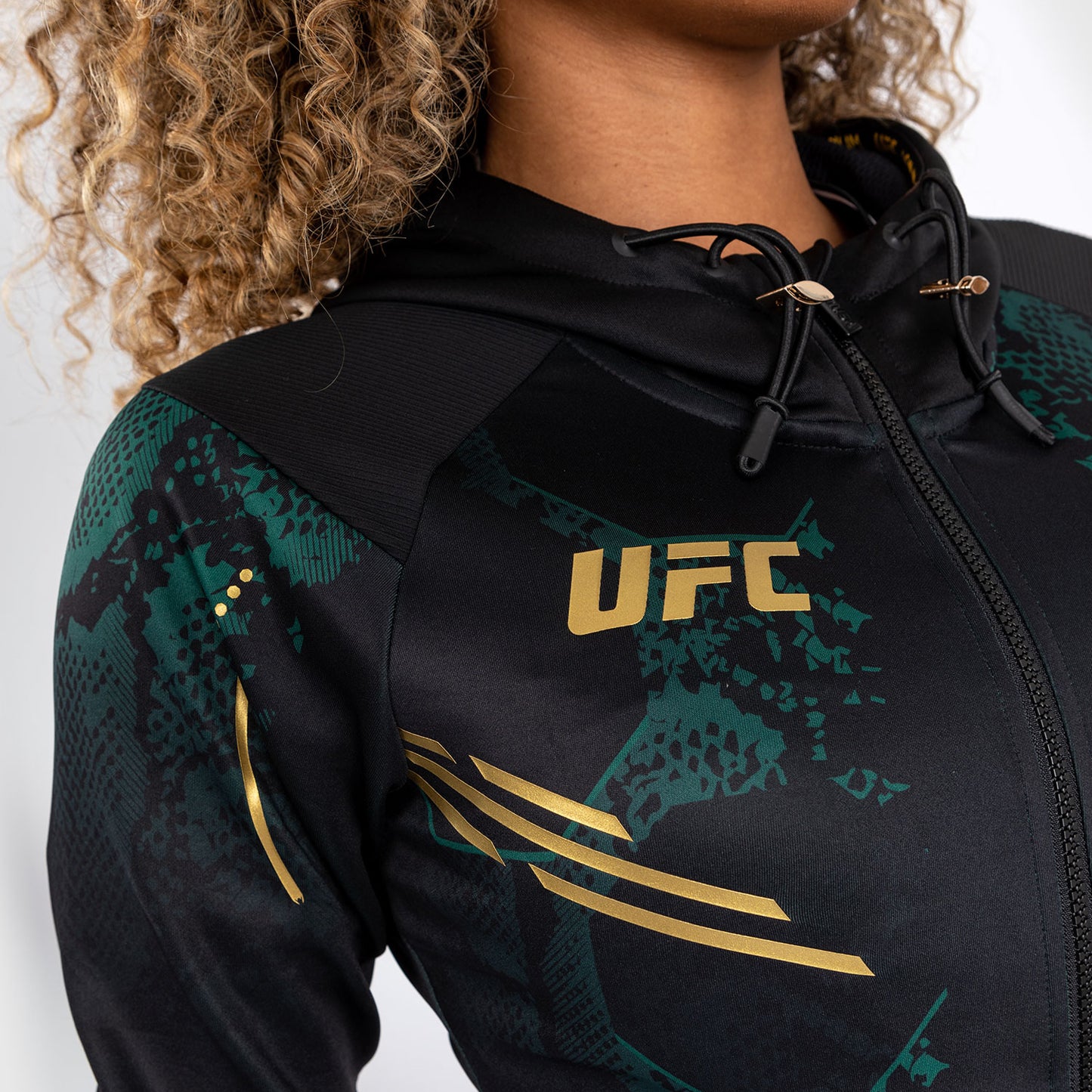 UFC Adrenaline by Venum Personalized Authentic Fight Night Walkout-Hoodie für Frauen - Emerald Edition - Grün/Schwarz/Gold