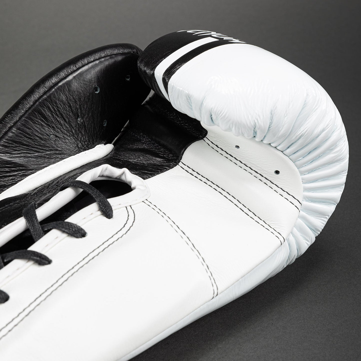 Venum Shield Pro Boxhandschuhe mit Schnürung - Schwarz/Weiß