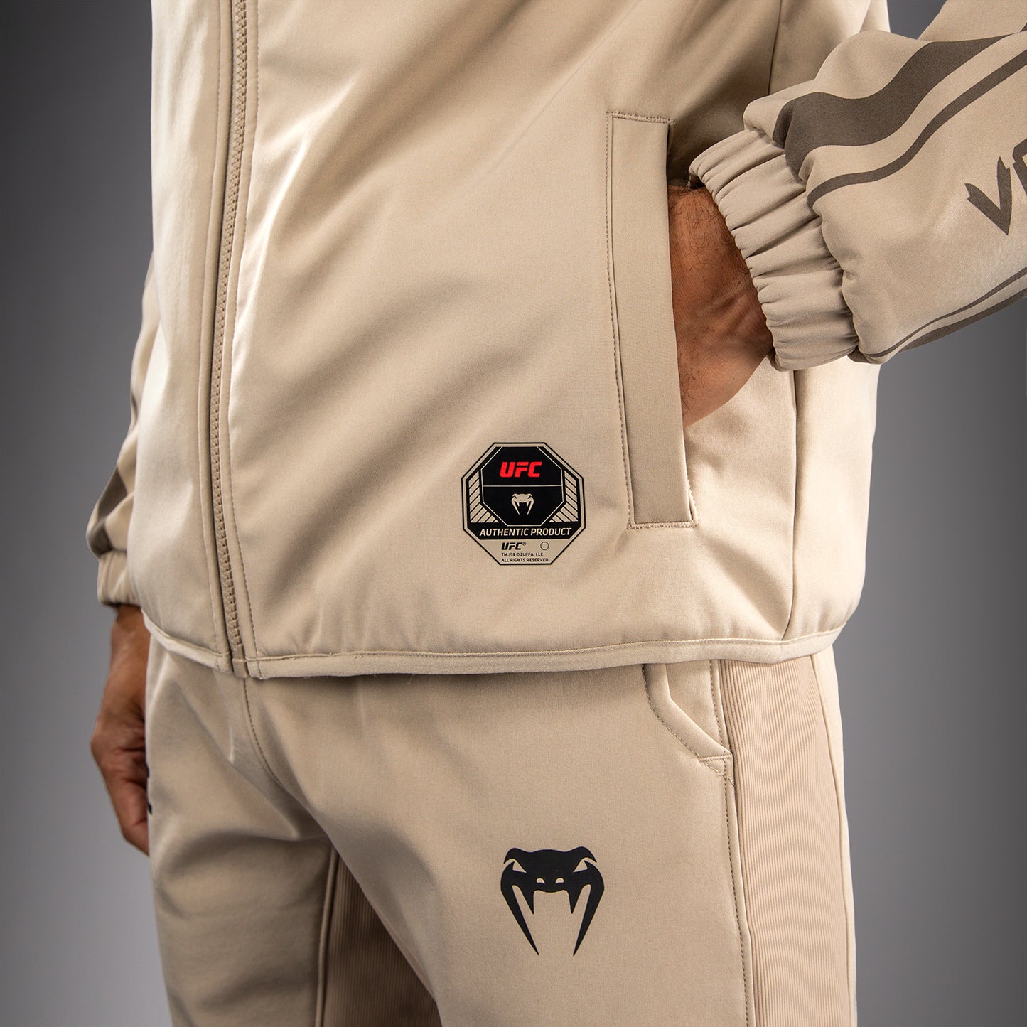 Venum UFC Unity by Venum Authentic Fight Week Herren-Kapuzenjacke mit Reißverschluss - Sand