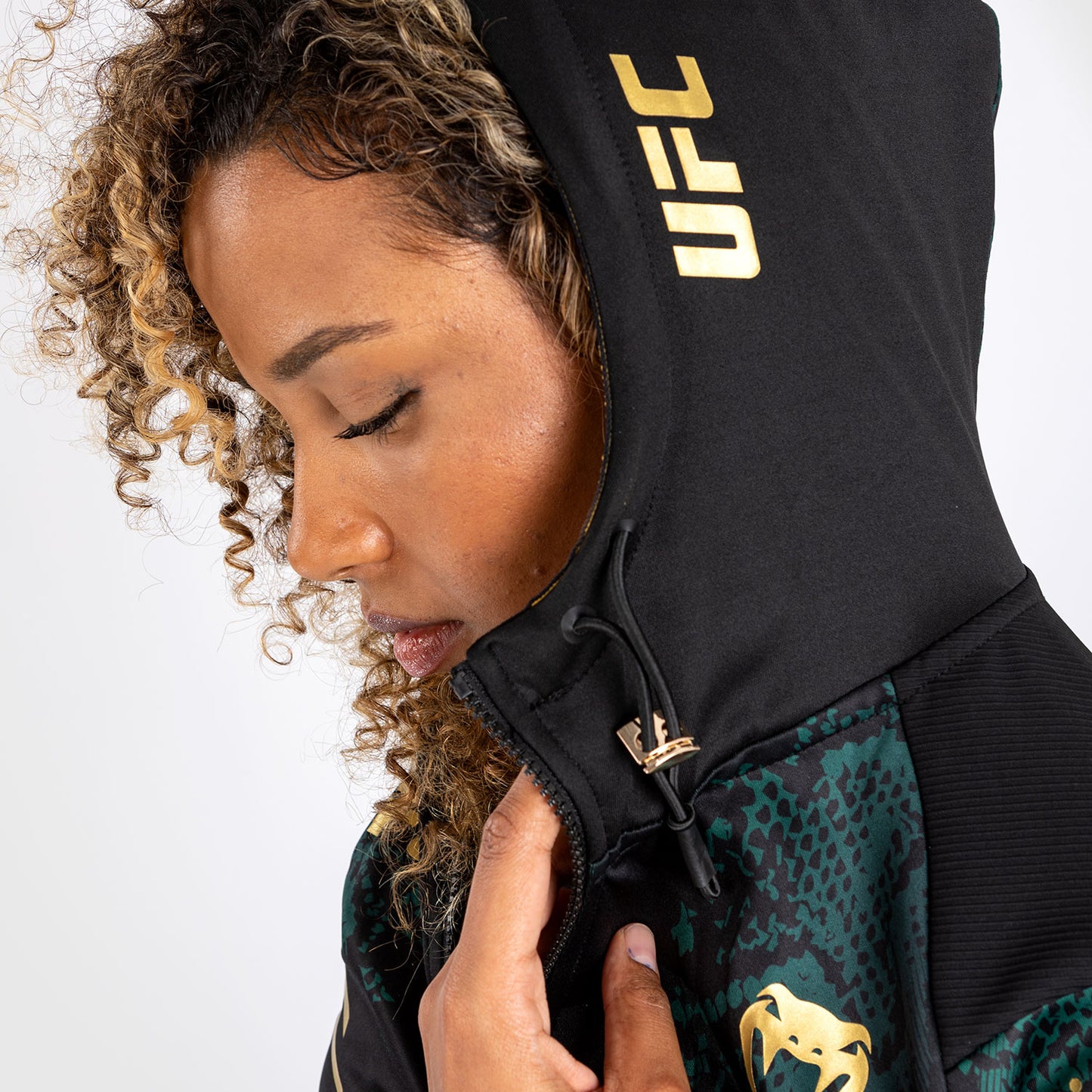 UFC Adrenaline by Venum Personalized Authentic Fight Night Walkout-Hoodie für Frauen - Emerald Edition - Grün/Schwarz/Gold