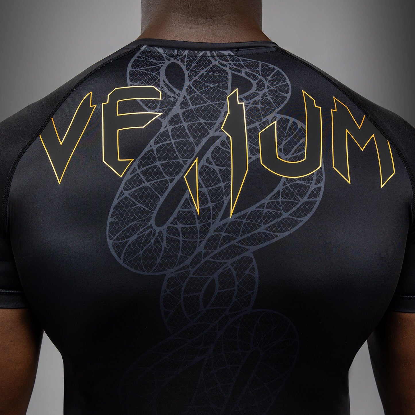 Venum Serpenti Kurzarm Rashguard – Schwarz/Silber/Gold