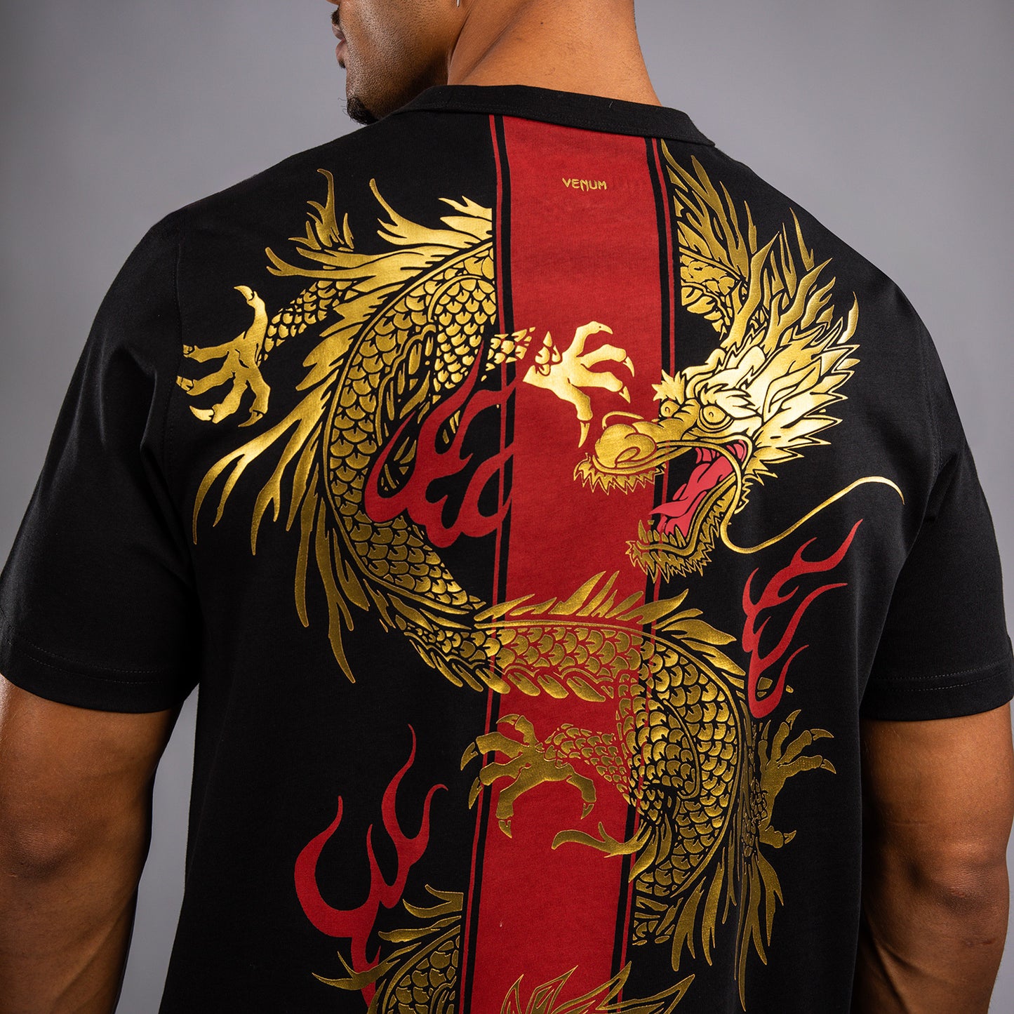 Venum x TEKKEN 8 - Marshall Law T-Shirt - Schwarz/Rot/Gold