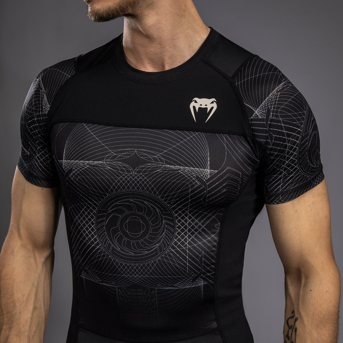 Venum G-Fit Air Herren Kurzarm Rashguard - Tiefschwarz/Wüstensand