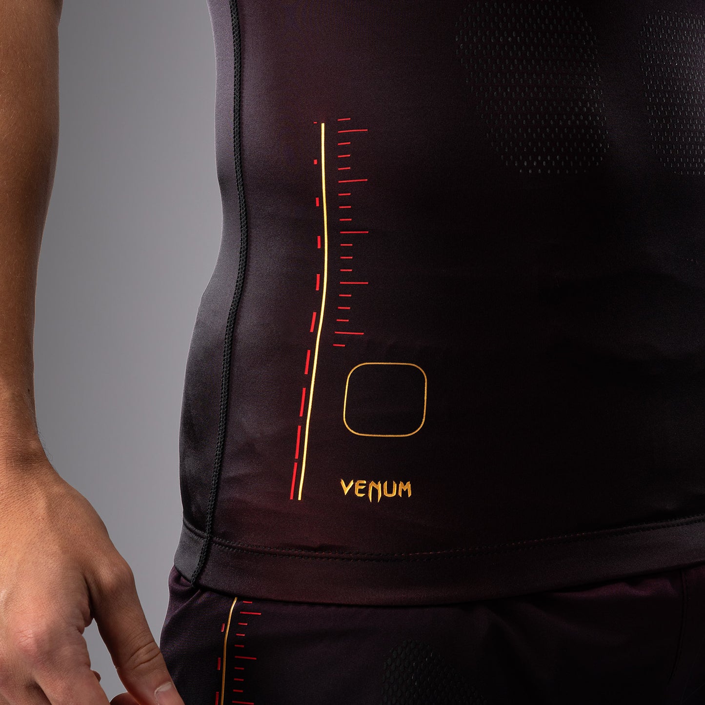 Venum Tactical XT Kurzärmeliger Rashguard für Männer - Schwarz/Burgund/Gold