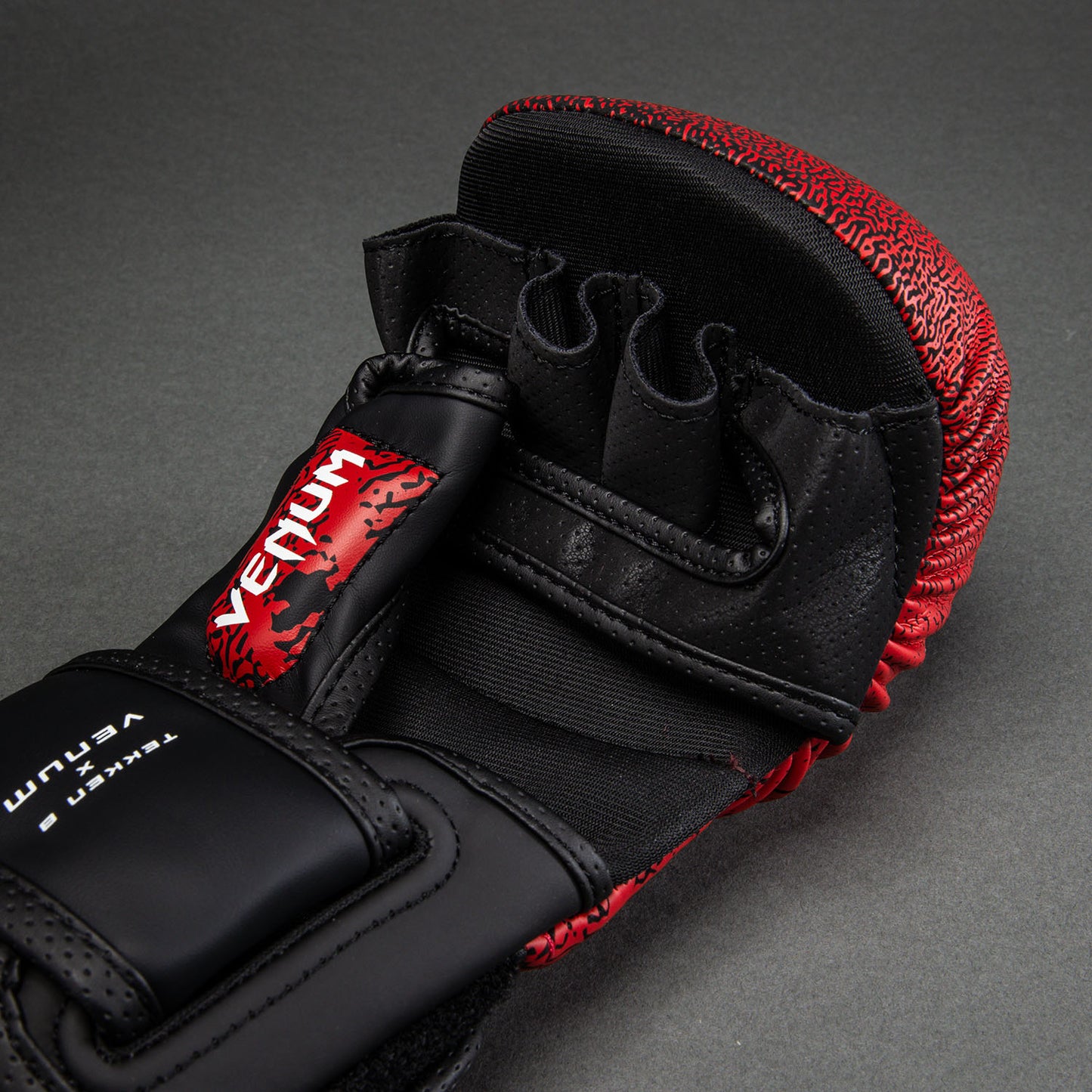Venum x TEKKEN 8 Sparring Handschuhe - Kazuya - Rot/Schwarz