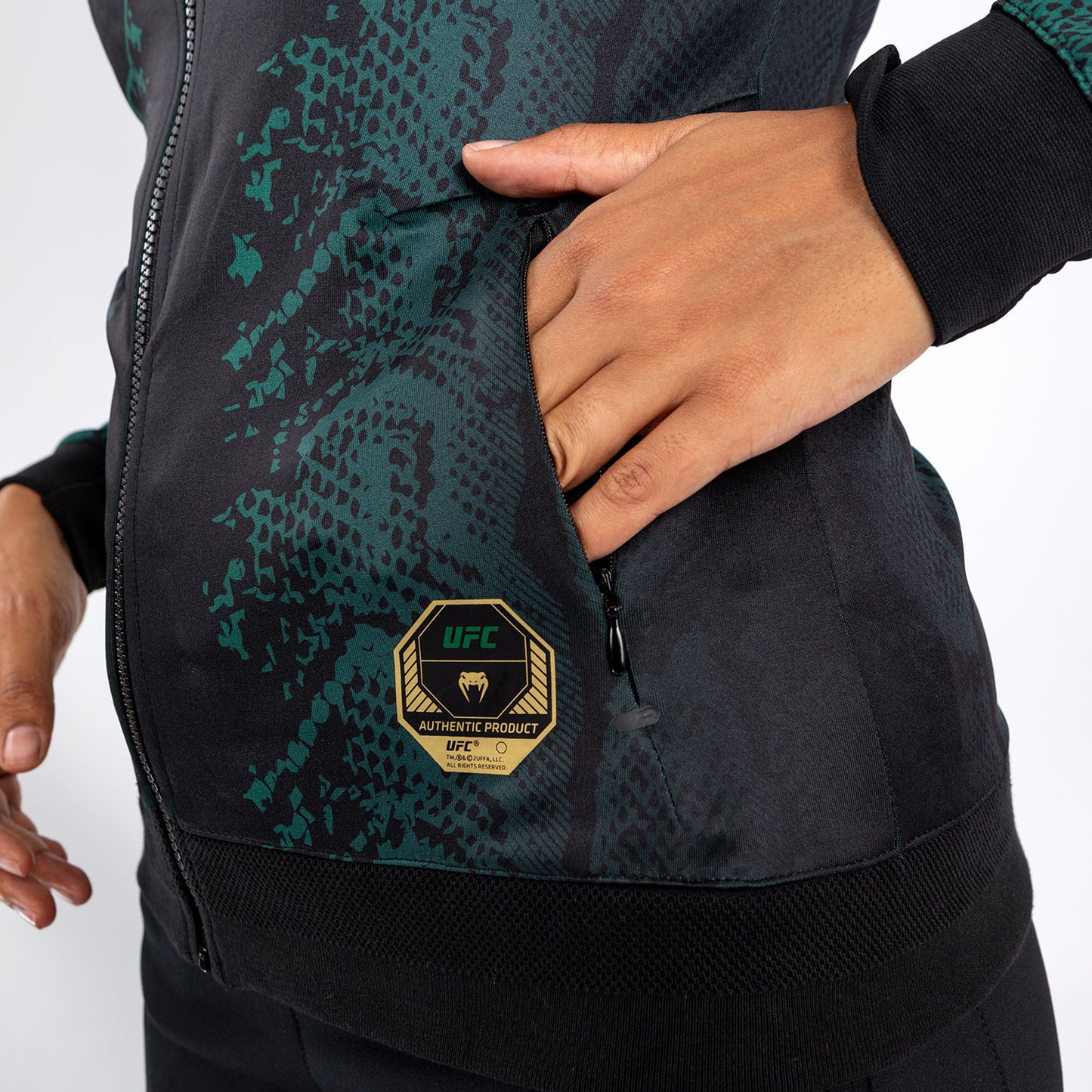 UFC Adrenaline by Venum Personalized Authentic Fight Night Walkout-Hoodie für Frauen - Emerald Edition - Grün/Schwarz/Gold