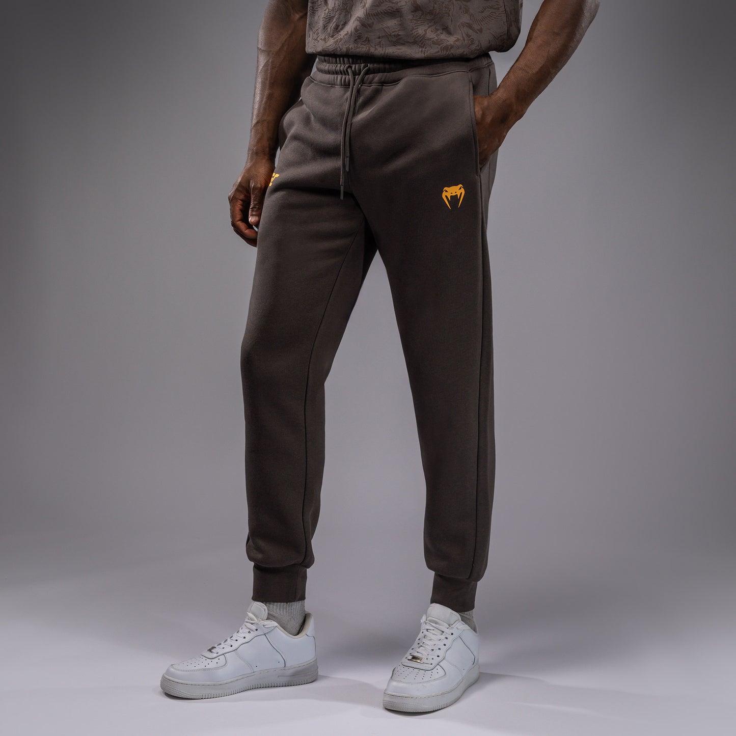 UFC Fusion by Venum Fight Week Herren Baumwollhose - Solid Erdiges Braun