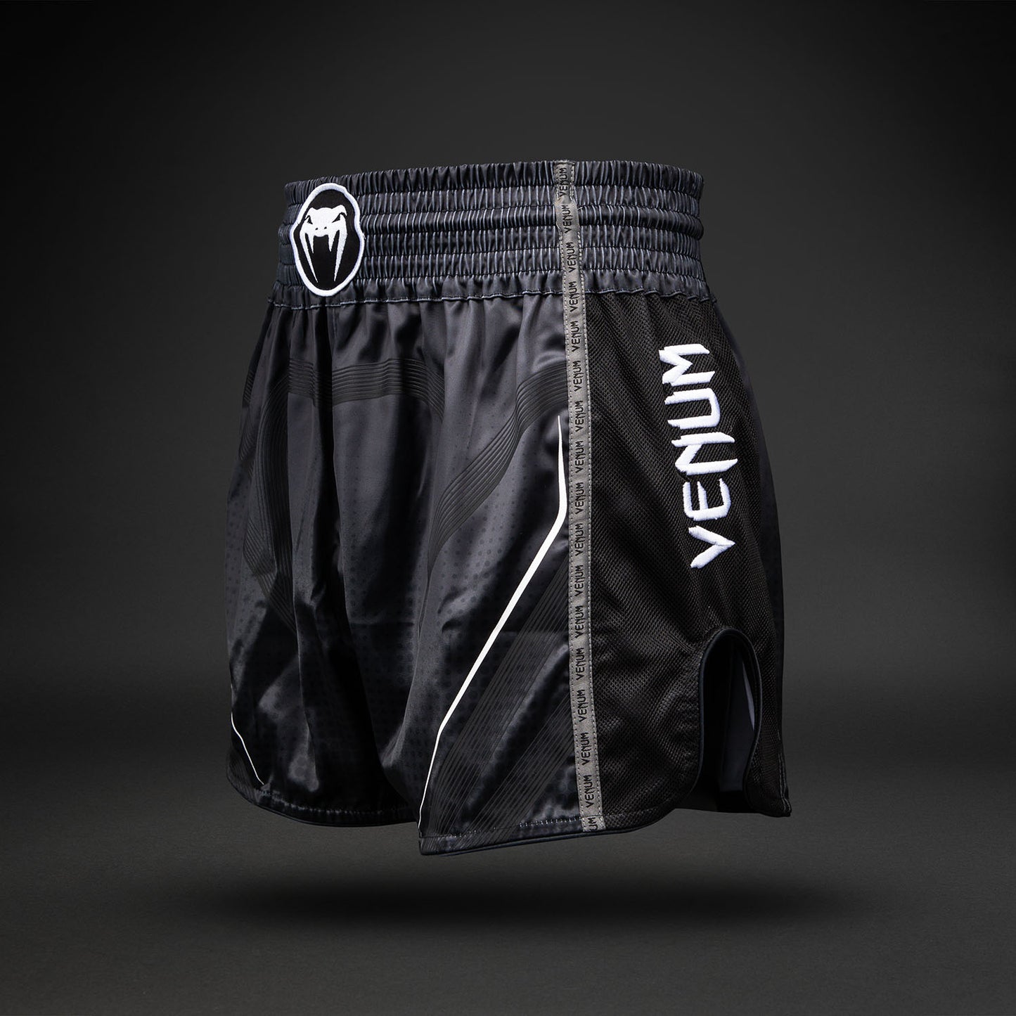 Venum Stealth Muay Thai-Shorts – Schwarz/Weiß