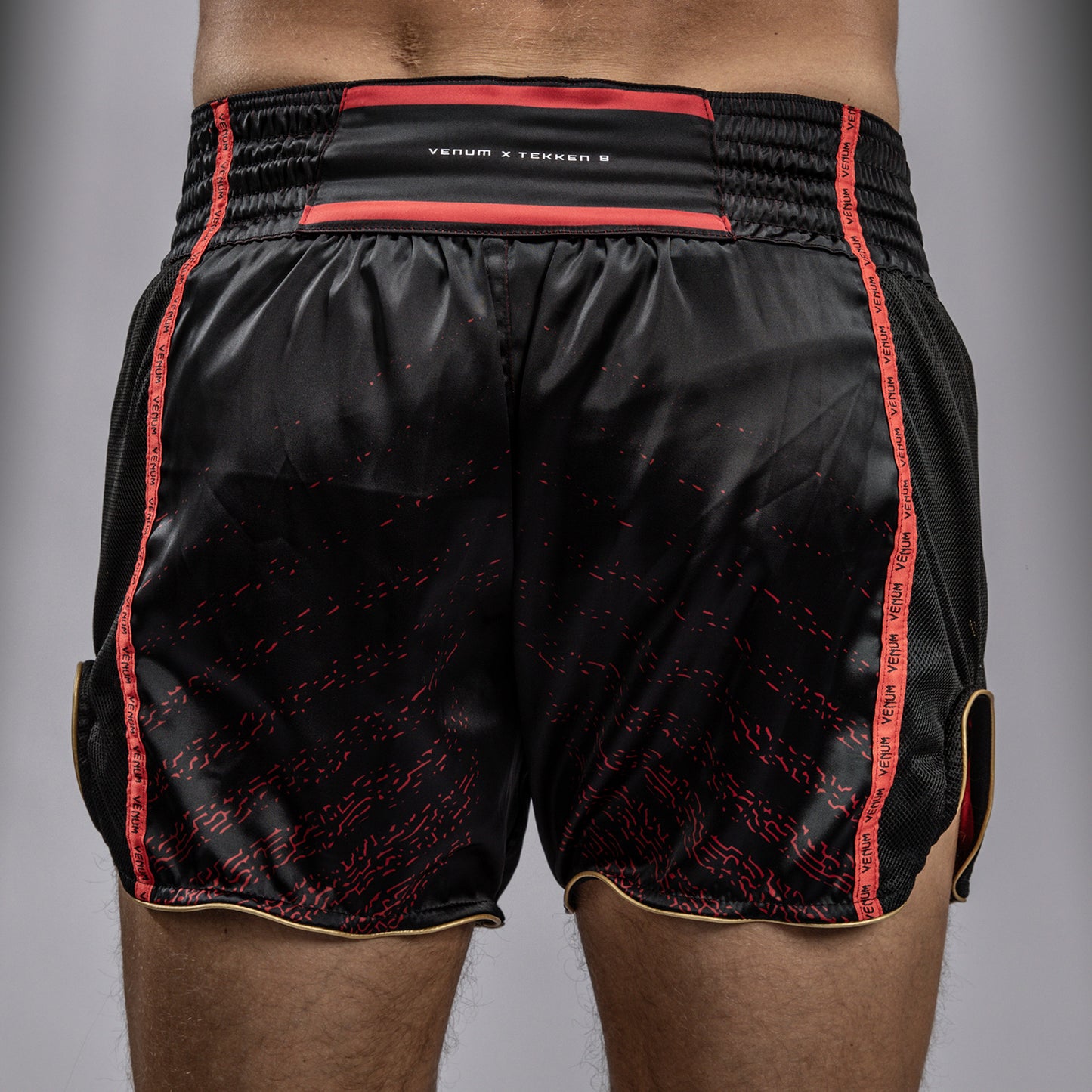 Venum x TEKKEN 8 - Marshall Law Muay Thai Shorts - Schwarz/Rot/Gold