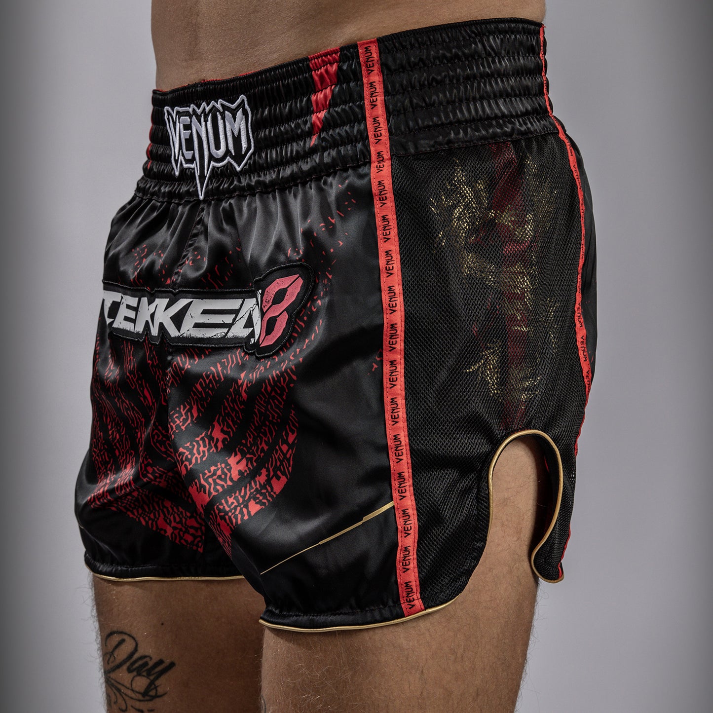 Venum x TEKKEN 8 - Marshall Law Muay Thai Shorts - Schwarz/Rot/Gold