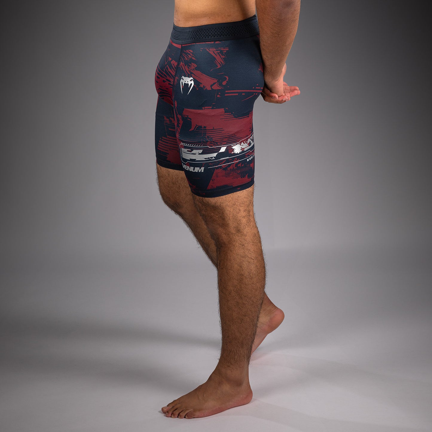 UFC Zenith by Venum Authentic Fight Week Performance Vale Tudo Short Herren - Marineblau/Burgunderrot/Silber