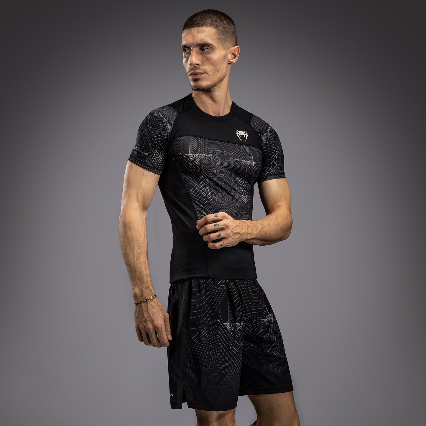 Venum G-Fit Air Herren Kurzarm Rashguard - Tiefschwarz/Wüstensand