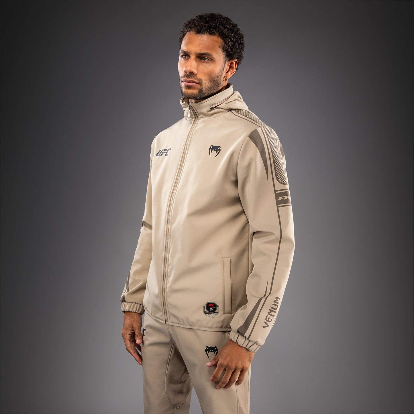 Venum UFC Unity by Venum Authentic Fight Week Herren-Kapuzenjacke mit Reißverschluss - Sand