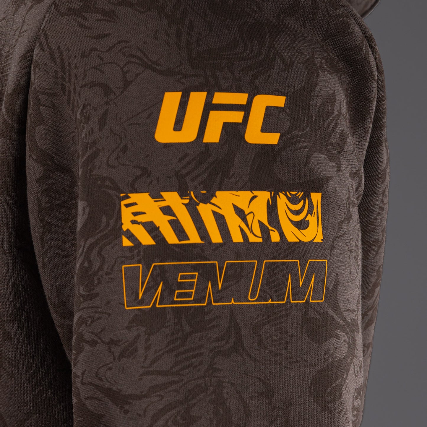 UFC Fusion by Venum Fight Week Herren Pullover Hoodie - Erdiges Braun