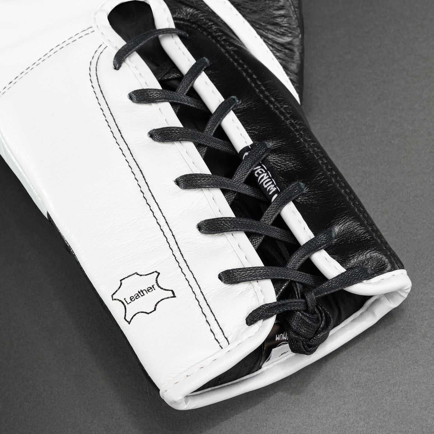 Venum Shield Pro Boxhandschuhe mit Schnürung - Schwarz/Weiß