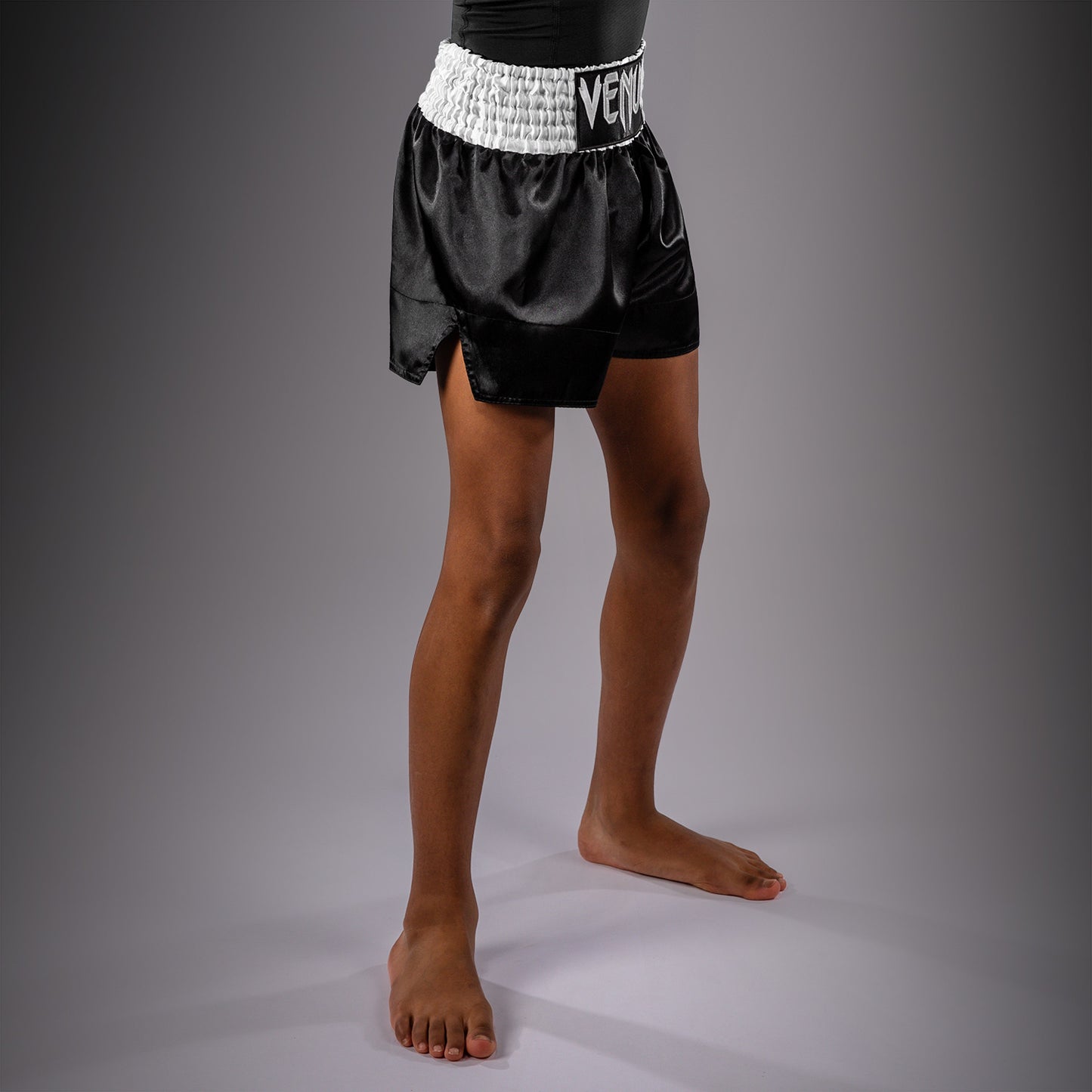Venum Classic Muay-Thai-Shorts für Kinder – Schwarz/Weiß